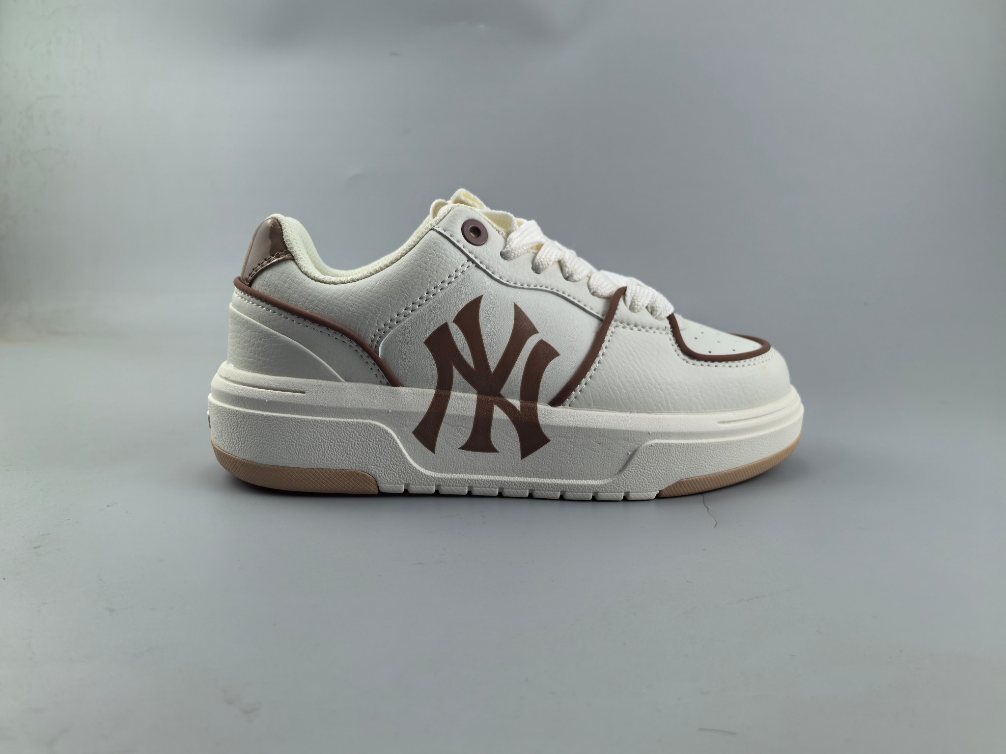 新款出货：公司级 2024MLB小白鞋（[庆祝]市面上唯一顶级纯原版本 原材料打造[庆祝]）原楦原档案数据开发版型（完美鞋头弧度/后套收口效果🆚市面文案版本‼️）#原厂立体填充鞋舌海绵#中底注胶孔原数据开发模具大底原厂转印标补出：全新MLB 24年 小白鞋 独家出货 公司级 真标 棒球联盟MLB  NY  ins 抖音 快手 小红书网红老爹鞋 韩国洋基队NY大标潮流老爹鞋 内增高6cm 原厂1：1模具开发 原厂进口纳米材质 原厂 全套手提袋 原盒雷射防伪标包装 天猫订单品质 官网尺码35 36 36.5 37.5 38 38.5 39 40 40.5 41 42 42.5 43 44 45