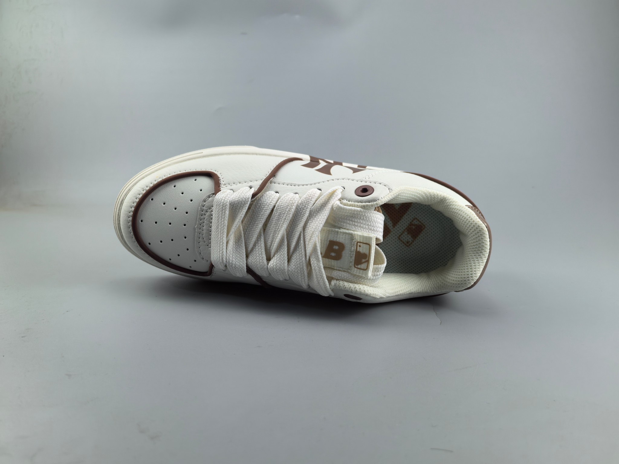 新款出货：公司级 2024MLB小白鞋（[庆祝]市面上唯一顶级纯原版本 原材料打造[庆祝]）原楦原档案数据开发版型（完美鞋头弧度/后套收口效果🆚市面文案版本‼️）#原厂立体填充鞋舌海绵#中底注胶孔原数据开发模具大底原厂转印标补出：全新MLB 24年 小白鞋 独家出货 公司级 真标 棒球联盟MLB  NY  ins 抖音 快手 小红书网红老爹鞋 韩国洋基队NY大标潮流老爹鞋 内增高6cm 原厂1：1模具开发 原厂进口纳米材质 原厂 全套手提袋 原盒雷射防伪标包装 天猫订单品质 官网尺码35 36 36.5 37.5 38 38.5 39 40 40.5 41 42 42.5 43 44 45