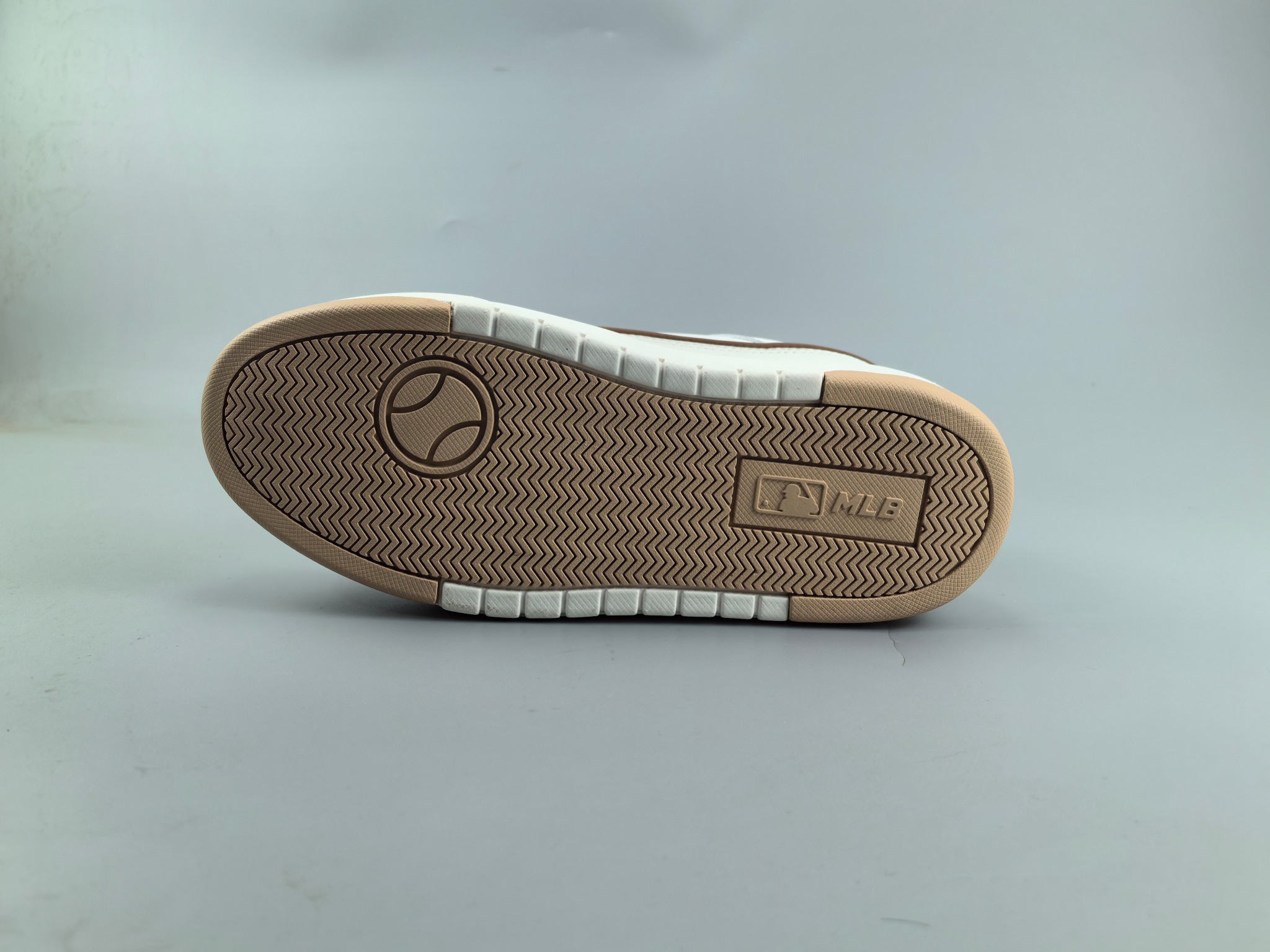 新款出货：公司级 2024MLB小白鞋（[庆祝]市面上唯一顶级纯原版本 原材料打造[庆祝]）原楦原档案数据开发版型（完美鞋头弧度/后套收口效果🆚市面文案版本‼️）#原厂立体填充鞋舌海绵#中底注胶孔原数据开发模具大底原厂转印标补出：全新MLB 24年 小白鞋 独家出货 公司级 真标 棒球联盟MLB  NY  ins 抖音 快手 小红书网红老爹鞋 韩国洋基队NY大标潮流老爹鞋 内增高6cm 原厂1：1模具开发 原厂进口纳米材质 原厂 全套手提袋 原盒雷射防伪标包装 天猫订单品质 官网尺码35 36 36.5 37.5 38 38.5 39 40 40.5 41 42 42.5 43 44 45