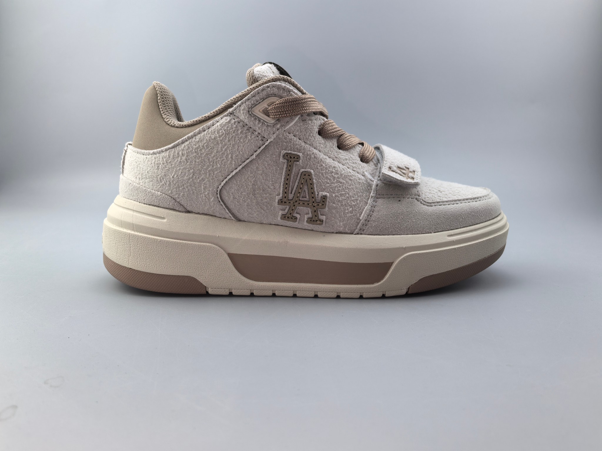 MLB中帮魔术贴新款出货:高弹双层MD大底 原楦原档案数据开发版型(完美鞋头弧度/后套收口效果🆚市面文案版本‼️)#原厂立体填充鞋舌海绵#中底注胶孔原数据开发模具大底原厂转印l标补出(市面上唯一纯原版本 原材料打造):全新MLB 25年 复古老爹鞋 独家出货 公司级 真标 棒球联盟MLB NY ins 抖音 快手 小红书网红老爹鞋 韩国洋基队NY大标潮流老爹鞋 内增高6cm 原厂1:1模具开发 原厂进口纳米材质 原厂 全套手提袋 原盒雷射防伪标包装 天猫订单品质 官网尺码35 36 36.5 37.5 38 38.5 39 40 40.5 41 42 42.5 43 44 45