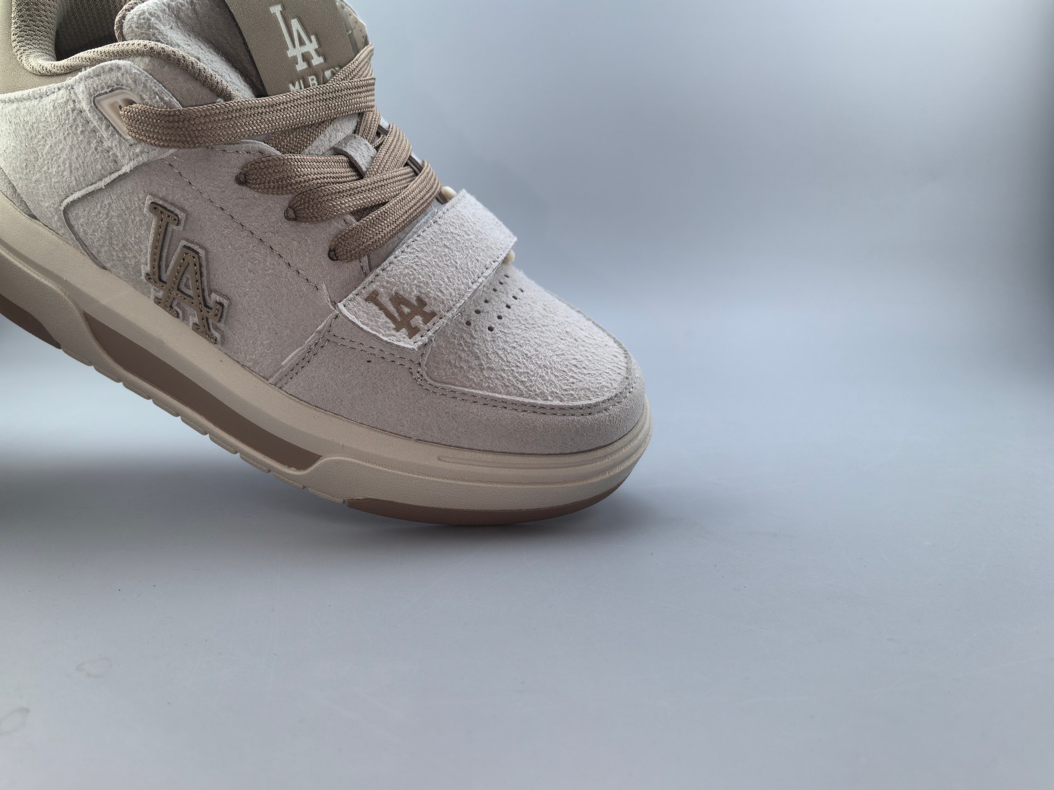 MLB中帮魔术贴新款出货：高弹双层MD大底 原楦原档案数据开发版型（完美鞋头弧度/后套收口效果🆚市面文案版本‼️）#原厂立体填充鞋舌海绵#中底注胶孔原数据开发模具大底原厂转印l标补出（市面上唯一纯原版本 原材料打造）：全新MLB 25年 复古老爹鞋 独家出货 公司级 真标 棒球联盟MLB  NY  ins 抖音 快手 小红书网红老爹鞋 韩国洋基队NY大标潮流老爹鞋 内增高6cm 原厂1：1模具开发 原厂进口纳米材质 原厂 全套手提袋 原盒雷射防伪标包装 天猫订单品质 官网尺码35 36 36.5 37.5 38 38.5 39 40 40.5 41 42 42.5 43 44 45