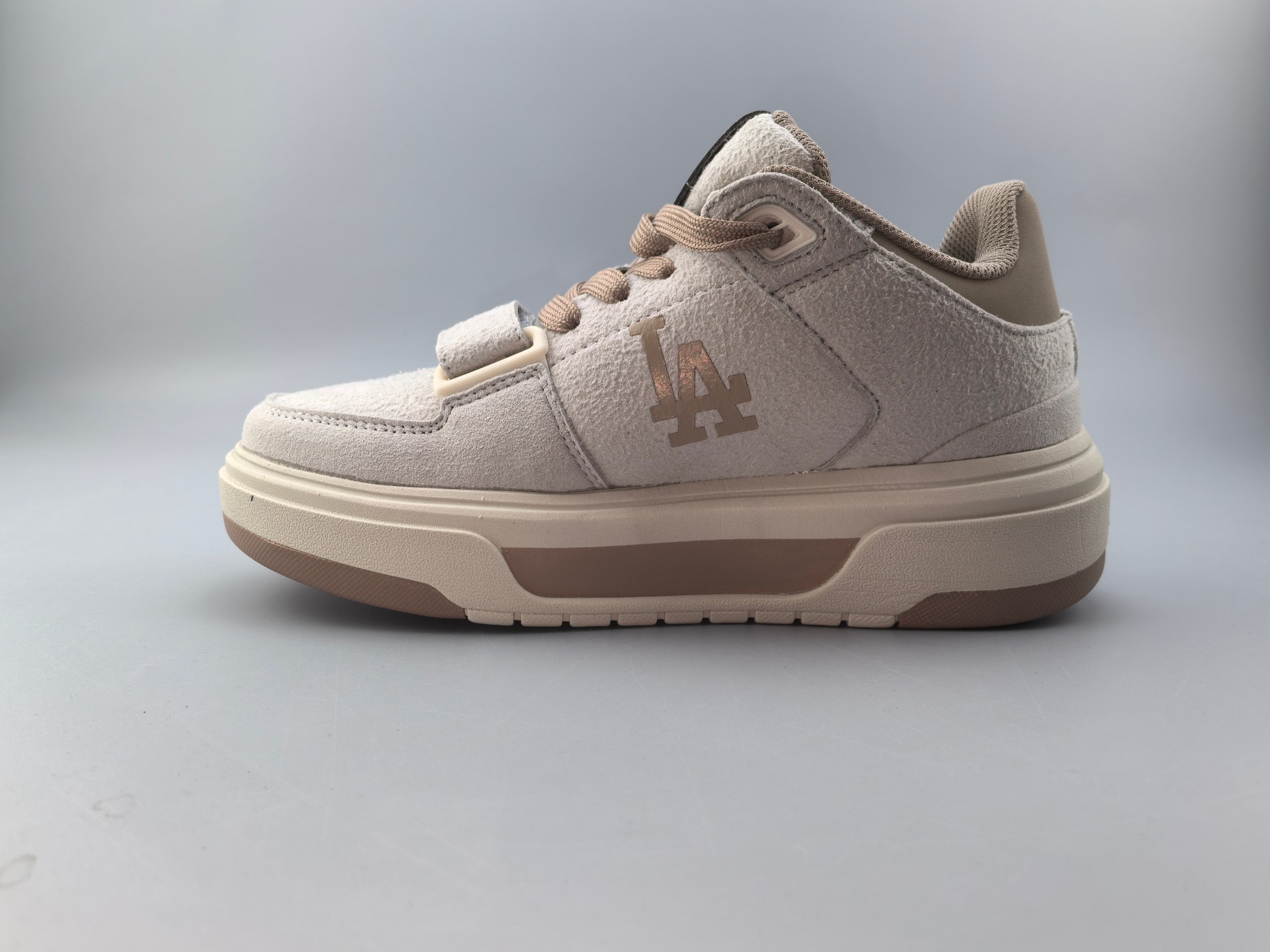 MLB中帮魔术贴新款出货：高弹双层MD大底 原楦原档案数据开发版型（完美鞋头弧度/后套收口效果🆚市面文案版本‼️）#原厂立体填充鞋舌海绵#中底注胶孔原数据开发模具大底原厂转印l标补出（市面上唯一纯原版本 原材料打造）：全新MLB 25年 复古老爹鞋 独家出货 公司级 真标 棒球联盟MLB  NY  ins 抖音 快手 小红书网红老爹鞋 韩国洋基队NY大标潮流老爹鞋 内增高6cm 原厂1：1模具开发 原厂进口纳米材质 原厂 全套手提袋 原盒雷射防伪标包装 天猫订单品质 官网尺码35 36 36.5 37.5 38 38.5 39 40 40.5 41 42 42.5 43 44 45