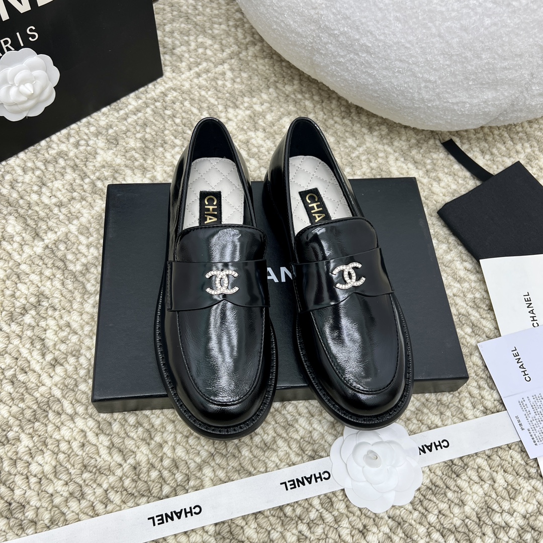 NO:446538,High-version Xiaoxiang 24/A Autumn and Winter New Loafers, Major Stars and Internet Celebrities Showcase, Century Classic!  Exclusive great contribution!  A big attack!  !  !  Italian professional lasting adjuster lasting, Chanel exclusive new popular model, imported sheepskin/imported patent leather, Chanel's unique chain elements, imported comfortable and soft sheepskin inner footbed, Italian genuine leather sole, Size women's 35-41 (40 41 custom made, non-return and exchange), loafers, chanel, loafers, sheepskin19860909高版本 小香24/Ａ秋冬 新款 乐福鞋 各大明星网红走秀款 百年经典！ 独家巨献！重磅来袭！！！意大利专业调楦师调楦 香奈儿独家新爆款  鞋面进口羊皮/进口漆皮 香奈儿独有的链条元素 进口舒适柔软羊皮内里垫脚 意大利真皮底 Size女35-41（40 41订做不退换）,乐福鞋,chanel,loafers,sheepskin,Women's Shoes