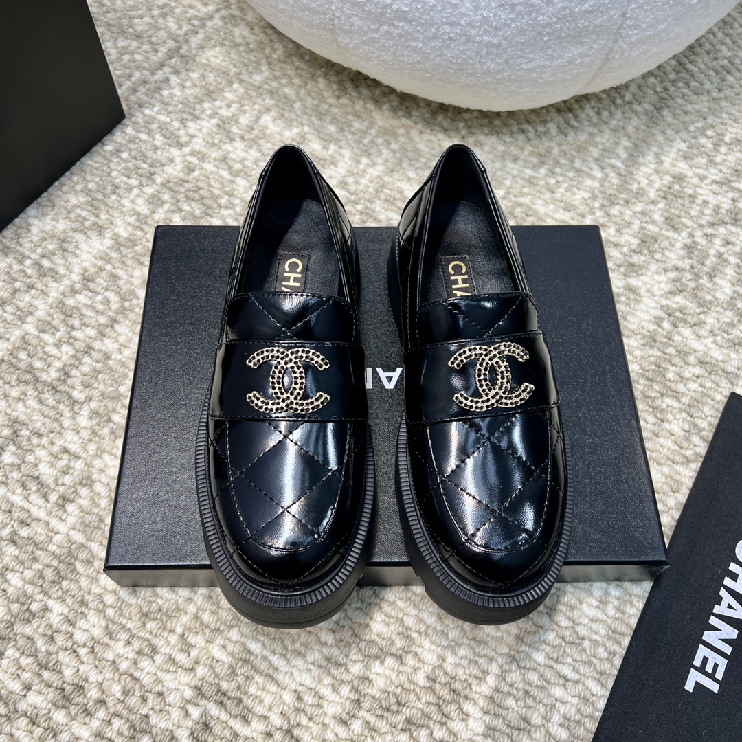 NO:446491,Chane*l Xiaoxiang New Xiaoxiang Double C-button Rhombus Loafers A must-have hot product for autumn and winter Xiangjia. Goddess series, with the elegant and famous temperament of Xiangjia, super durable, irresistible, heart-wrenching... Imported cowhide/butter leather on the upper imported original mold opening hardware logo, mixed-bred sheepskin inside, outsole Eva foam, ultra-light sole Size#35-41 (40 41 custom made without return or exchange), loafers, chanel, chanel, loafers, cowhide, sheepskin19860909Chane*l 小香 新款 小香双C扣菱格乐福鞋 秋冬香家必备爆款 女神系列,拥有香家特色优雅名媛气质,超级耐看,让人无法抗拒,心动ing…… 鞋面进口牛皮/牛油皮 进口原版开模五金logo 内里混种羊皮 大底Eva发泡 超轻大底 Size#35-41（40 41定做不退换）,乐福鞋,chanel,chanel,loafers,cowhide,sheepskin,Women's Shoes