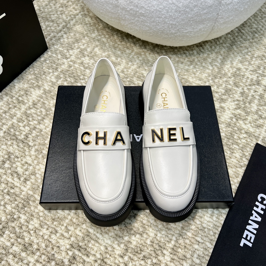 NO:446499,Chane*l Xiaoxiang New Xiaoxiang Double C-button Loafers A must-have hot product for autumn and winter Xiangjia. Goddess series, with the elegant and famous temperament of Xiangjia, super durable, irresistible, heart-wrenching... Imported cowhide/butter leather on the upper imported original mold opening hardware logo, mixed-bred sheepskin inside, outsole Eva foam, ultra-light sole Size#35-41 (40 41 custom made without return or exchange), loafers, chanel, chanel, loafers, cowhide, sheepskin19860909Chane*l 小香 新款 小香双C扣乐福鞋 秋冬香家必备爆款 女神系列,拥有香家特色优雅名媛气质,超级耐看,让人无法抗拒,心动ing…… 鞋面进口牛皮/牛油皮 进口原版开模五金logo 内里混种羊皮 大底Eva发泡 超轻大底 Size#35-41（40 41定做不退换）,乐福鞋,chanel,chanel,loafers,cowhide,sheepskin,Women's Shoes
