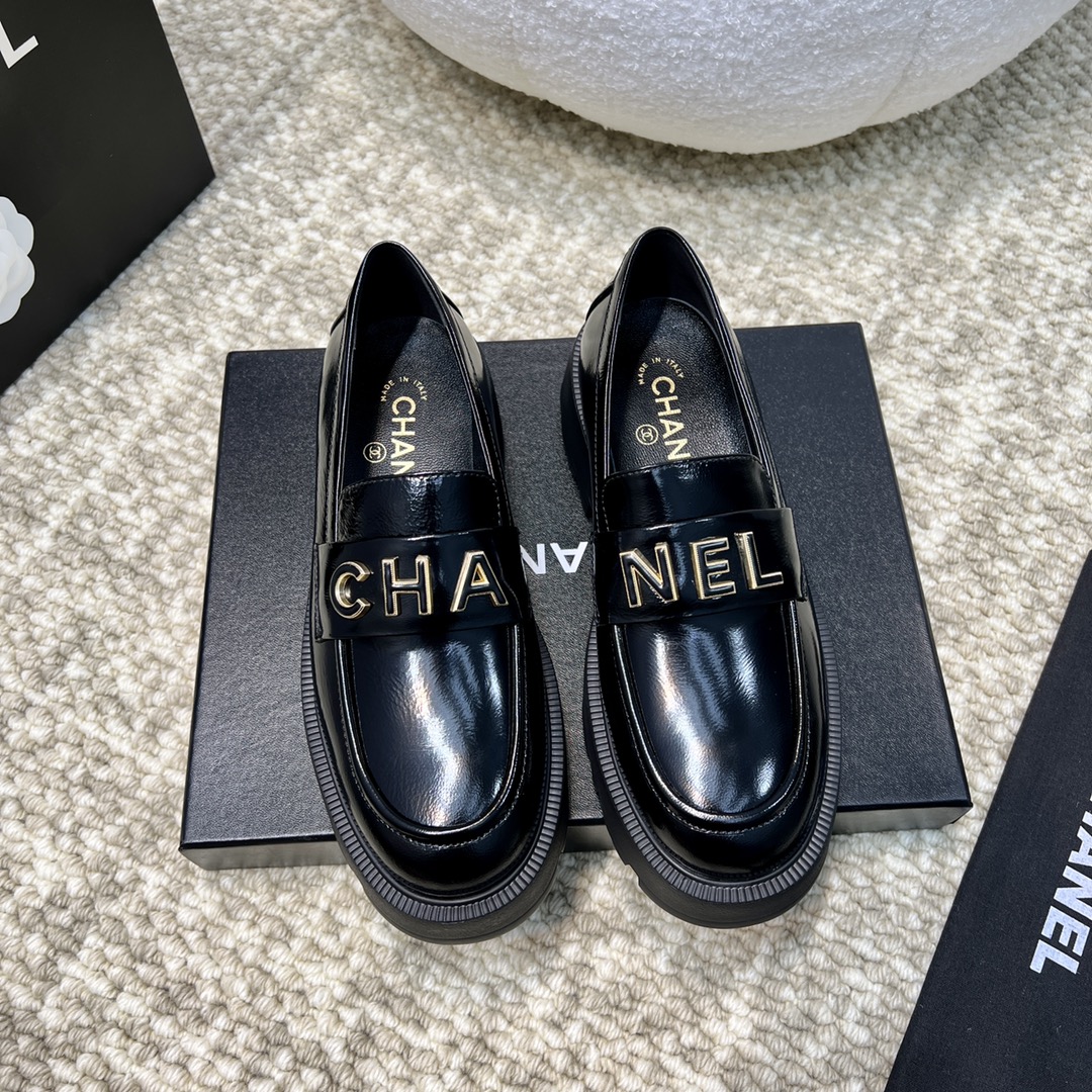 NO:446506,Chane*l Xiaoxiang New Xiaoxiang Double C-button Rhombus Loafers A must-have hot product for autumn and winter Xiangjia. Goddess series, with the elegant and famous temperament of Xiangjia, super durable, irresistible, heart-wrenching... Imported cowhide/butter leather on the upper imported original mold opening hardware logo, mixed-bred sheepskin inside, outsole Eva foam, ultra-light sole Size#35-41 (40 41 custom made without return or exchange), loafers, chanel, chanel, loafers, cowhide, sheepskin19860909Chane*l 小香 新款 小香双C扣菱格乐福鞋 秋冬香家必备爆款 女神系列,拥有香家特色优雅名媛气质,超级耐看,让人无法抗拒,心动ing…… 鞋面进口牛皮/牛油皮 进口原版开模五金logo 内里混种羊皮 大底Eva发泡 超轻大底 Size#35-41（40 41定做不退换）,乐福鞋,chanel,chanel,loafers,cowhide,sheepskin,Women's Shoes