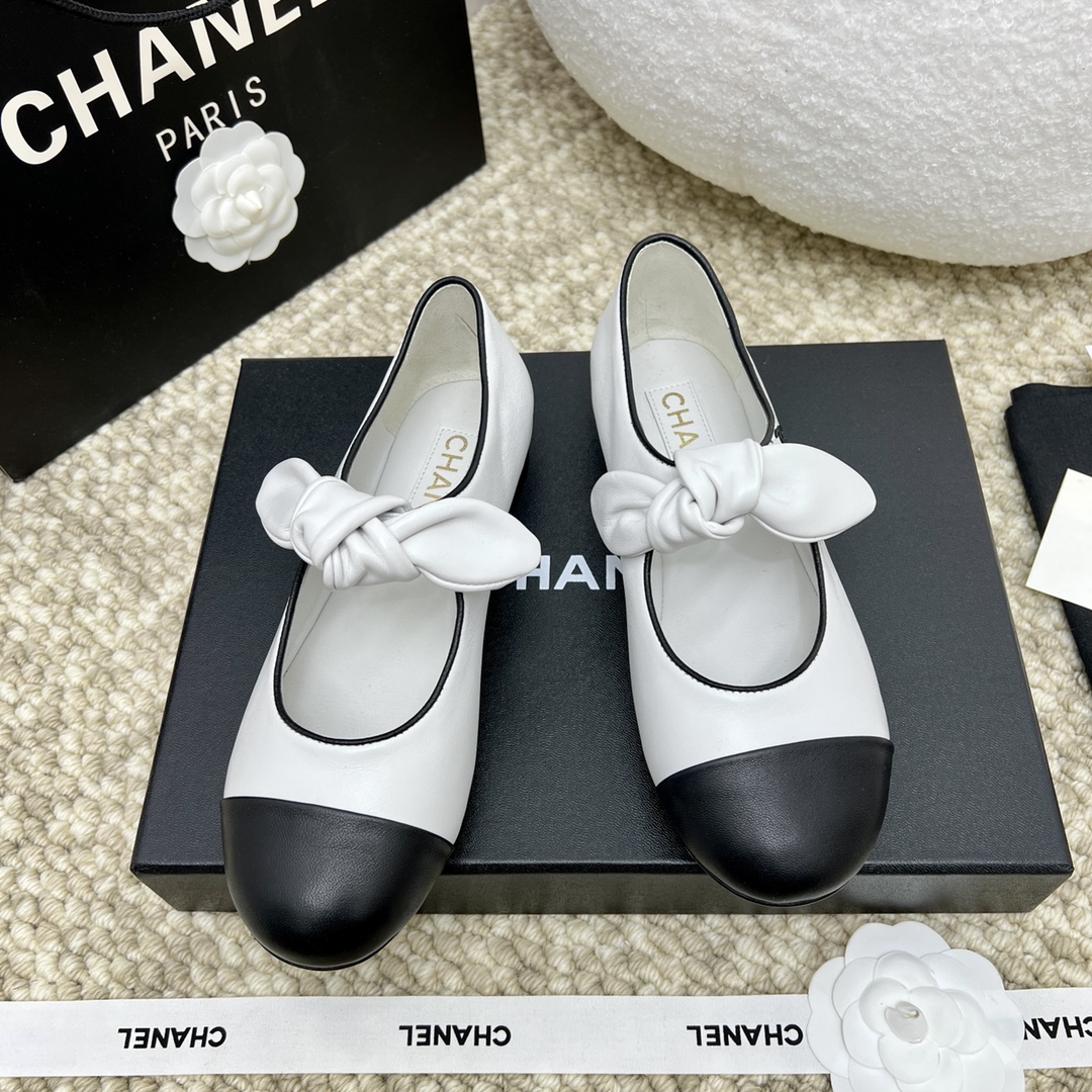 NO:446534,Xiaoxiang 25/A Mary Zhen’s new most beautiful series, soft ballet single shoes, light grandma shoes, Xiangjia high-end style, always convincing, it looks quite simple, but it’s inexplicably high-end. Many people asked me to work before, this single shoe that I wanted to go to work, recommended by a pair of hands. The small round toe toe determines its style. Commuting style for work, high tolerance for foot shapes, suitable for a variety of foot shapes. Imported cowhide, sheepskin, the inner part is imported mixed-type imported lambskin, and it is soft to put it in. The original Italian leather outsole, heel height 1.5cm (customized by 40 and 41), Mary Zhen, chanel, mary jane, cowhide, sheepskin, Leather soles19860909小香25/A玛丽珍新品最美系列 软软的 芭蕾单鞋 轻盈奶奶鞋  香家高级感这块总让人大写的服气 看起来蛮简单的款式 但上脚就莫名很高阶 之前好多人找我要上班的单鞋这款举双手推荐 小圆头的鞋头决定了它的风格走向 上班通勤款 对脚型的包容度也很高 适合各种各样的脚型 鞋面进口牛皮,羊皮 内里采用混种进口小羊皮 伸进去软软的哦 大底原版意大利真皮大底 跟高1.5cm Size35-39（40、41定制）,玛丽珍,chanel,mary jane,cowhide,sheepskin,Leather soles,Women's Shoes