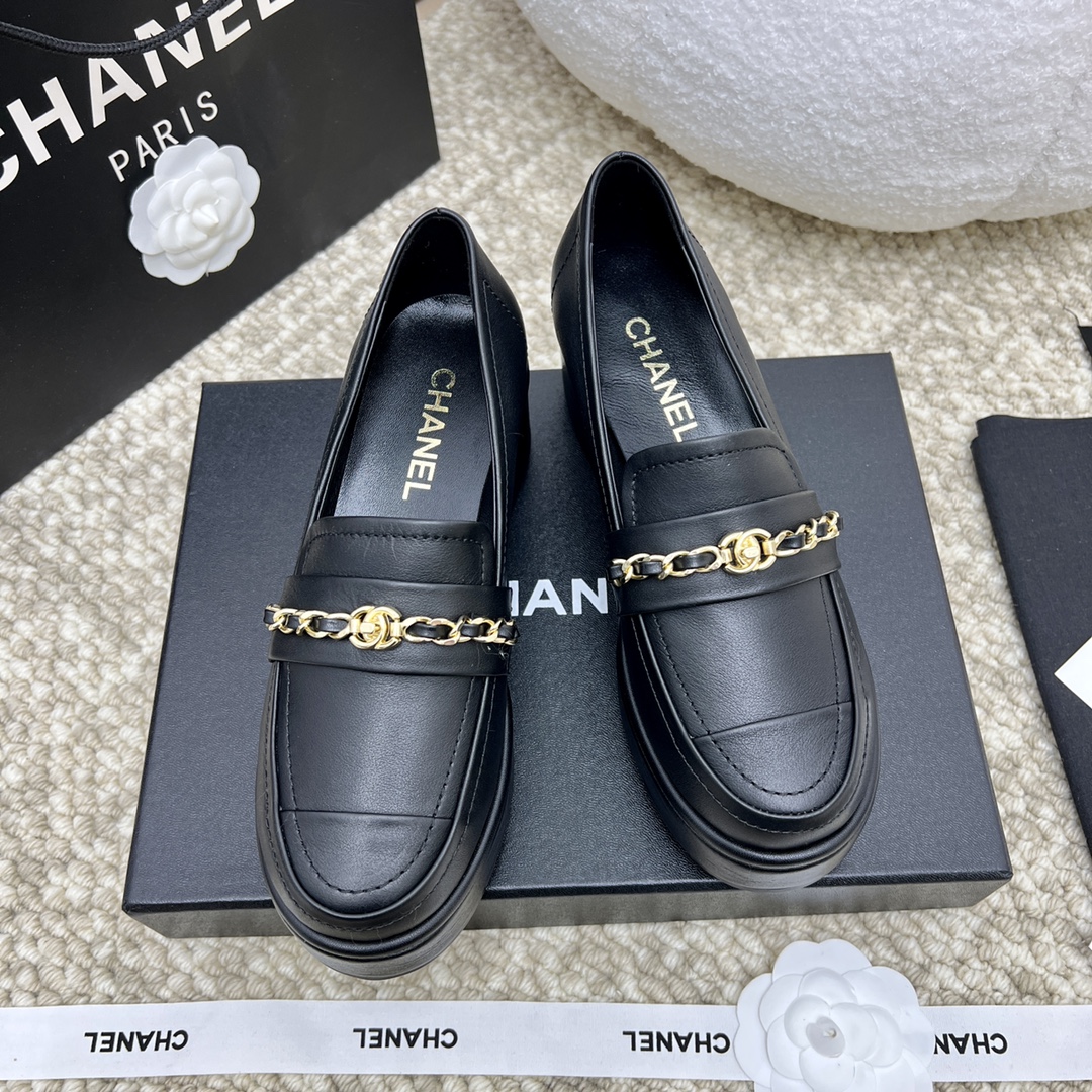 NO:446524,High-version Chanel Chanel thick-soled loafers, Xiaoxiangjia’s big hits, the official website is released simultaneously, Chanel classic thick-soled loafers, four-season single shoes, new series of loafers full of retro style, delicate shoe shape, looks very pleasing, small round head sets off the feet, and gives people a kind of retro sentimental shoes of the era, new European and American catwalks, hot products Original custom cowhide/sheepskin original mold opening hardware buckle Original sheepskin inner outsole Outsole: original mold opening water table with original genuine leather outsole Heel height 5.5cm Size#35-41 (40 41 custom made without return or exchange), loafers, chanel, chanel, chanel, loafers, cowhide, sheepskin, Leather soles19860909高版本Chanel香奈儿 厚底乐福鞋,小香家大爆款 官网同步发售,香奈儿经典厚底乐福鞋,四季单鞋,系列新品乐福鞋满满的复古风 秀气的鞋型 看着就很讨喜 小圆头衬托脚也变得瘦瘦的,上脚给人就是一种年代的复古情怀鞋、欧美走秀新款,爆款产品 原版定制牛皮/羊皮原版开模五金扣 原版羊皮内里 大底:原版开模水台搭配原版真皮大底 跟高5.5cm Size#35-41（40 41定做不退换）,乐福鞋,chanel,chanel,chanel,loafers,cowhide,sheepskin,Leather soles,Women's Shoes