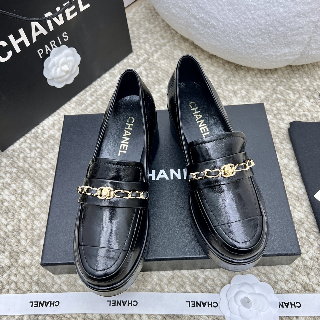NO:446529,High-version Chanel Chanel thick-soled loafers, Xiaoxiangjia’s big hits, the official website is released simultaneously, Chanel classic thick-soled loafers, four-season single shoes, new series of loafers full of retro style, delicate shoe shape, looks very pleasing, small round head sets off the feet, and gives people a kind of retro sentimental shoes of the era, new European and American catwalks, hot products Original custom cowhide/sheepskin original mold opening hardware buckle Original sheepskin inner outsole Outsole: Original mold opening water table with original genuine leather outsole Heel height 5.5cm Size#35-41 (40 41 custom made without return or exchange), loafers, chanel, chanel, chanel, loafers, cowhide, sheepskin, Leather soles19860909高版本 Chanel香奈儿 厚底乐福鞋,小香家大爆款 官网同步发售,香奈儿经典厚底乐福鞋,四季单鞋,系列新品乐福鞋满满的复古风 秀气的鞋型 看着就很讨喜 小圆头衬托脚也变得瘦瘦的,上脚给人就是一种年代的复古情怀鞋、欧美走秀新款,爆款产品 原版定制牛皮/羊皮原版开模五金扣 原版羊皮内里 大底:原版开模水台搭配原版真皮大底 跟高5.5cm Size#35-41（40 41定做不退换）,乐福鞋,chanel,chanel,chanel,loafers,cowhide,sheepskin,Leather soles,Women's Shoes