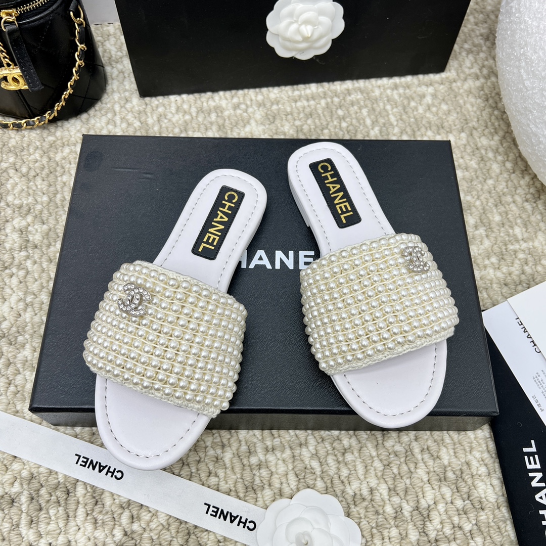 NO:260020,Xiaoxiang 25P early spring new flat-soled pearl slippers Xiaohongshu push style, it looks good no matter how you match it, a must-have for fashionable beauty, Chanel women loves simplicity and irresistible to resist the combination to show a unique style of dressing. Upper: Customized pearl grass woven lining Inner: Sheepskin inner lining foot pad: Sheepskin foot pad Outsole: genuine leather sole Size: 35-39 (customized for 40, 41), slippers, chanel, slippers, espadrilles, sheepskin19860909小香25P早春新款平底珍珠拖鞋小红书力推款,怎么搭配都好看,时髦精必备,香奈儿女士钟爱简约又难以抗拒系搭配展现与众不同的穿搭风格 鞋面:定制珍珠草编底衬 内里:羊皮内里 垫脚:羊皮垫脚 大底:真皮底 码数:35-39（40、41定做),拖鞋,chanel,slippers,espadrilles,sheepskin,Women's Shoes