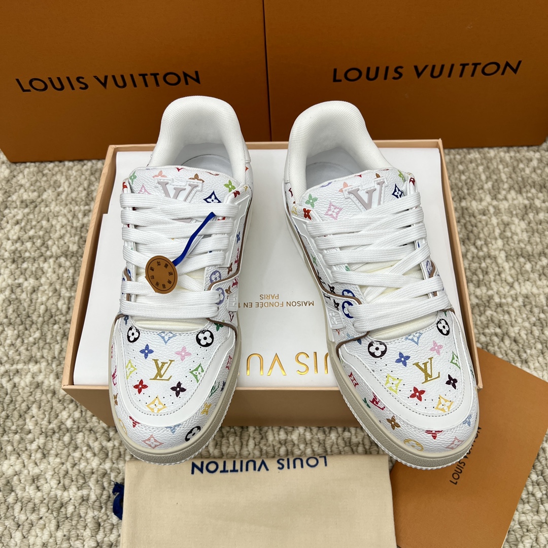 NO:260018,L.V TARINE Road* Yiwei.Den 25 new couple style casual sports shoes skateboard shoes LV Trainer sports shoes are inspired by retro basketball shoes, representing Virgil Abloh's iconic design concept, showing the contemporary interpretation of retro basketball sneakers. Grained cowhide leather red wall mat echoes the design of the seasonal ready-to-wear series. Monogram floral embellishment rubber outsole, LV letters marked on the tongue. Delivery counter exquisite packaging Fabric: original custom head layer cowhide Inner: original custom breathable net Outsole: two-color TPU combination sole Thickness: 3CM Size: 35-46, casual shoes/sports shoes, louis vuitton, sneakers, cowhide19860909L.V TARINE路*易威.登25新款 情侣款 休闲 运动鞋 滑板鞋 LV Trainer 运动鞋的灵感源自复古篮球鞋,代表 Virgil Abloh 的标志性设计理念 展现复古篮球运动鞋的当代演绎.粒面牛皮革红墙格与当季成衣系列设计遥相呼应.Monogram 花卉点缀橡胶外底,LV 字母标注鞋舌. 配送专柜精美包装 面料: 原版定制头层牛皮 内里: 原版定制透气网里 大底: 双色TPU组合大底 底厚: 3CM 码数: 35-46,休闲鞋/运动鞋,louis vuitton,sneakers,cowhide,Women's Shoes