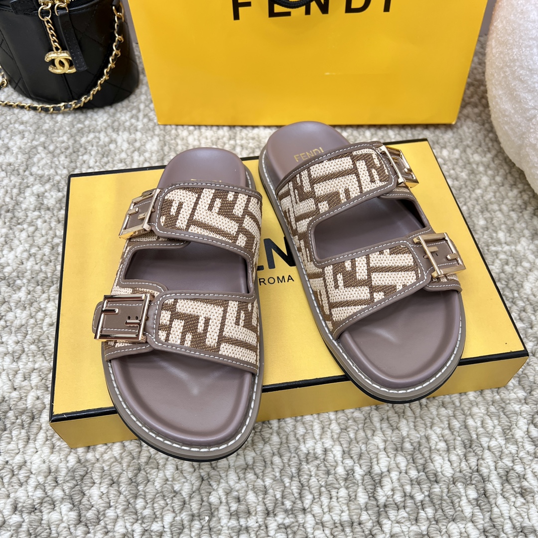NO:260030,Fend i｜Fendi / Spring and summer new FF Presbyterian design, paired with FF Baguette decorative buckles, colorful colors, embellish intellectual beauty with romance! Each color must be very high-end, and with high-quality materials, the whole pair of shoes is very textured!  Go material, original custom imported cowhide FF old-fashioned cloth, inner lining, original molded TPU sole, Size35-46, original packaging, slippers, fendi, slippers, cowhide19860909Fend i｜芬 迪 / 春夏新品FF老花 经典老花设计,搭配FF Baguette装饰性搭扣,绚丽多姿的色彩,以浪漫点缀知性美感! 每个颜色都非常得有高级感,搭配高逼格的材料,整双鞋非常有质感！ Go 材质 鞋面原版定制进口牛皮FF老花布 内里牛皮内里 大底原版开模TPU大底 Size35-46 包装原版包装,拖鞋,fendi,slippers,cowhide,Women's Shoes