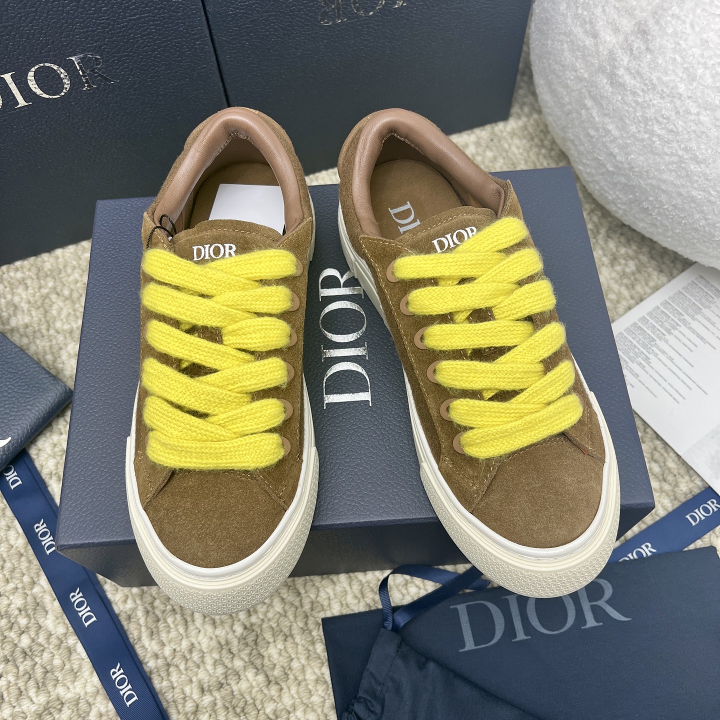 NO:259997,Top version Dior Dior B33 series Latest snake-year limited couple style casual sneakers skateboard shoes original purchase and development Made this B33 sneakers are a new product for fall 2023. They reinterpret classic tennis shoes, and the stylish silhouette highlights the thick feeling. They are carefully crafted from navy blue and white jacquard fabrics, decorated with Oblique prints, suede inserts, and a unique padded tongue with Dior embossed logo, paired with navy blue mohair wide laces and matte tone finish brass eyelets. White Dior Oblique patterned rubber sole, and the back is decorated with a contrasting Dior 30 Avenue Montaigne logo to enhance the style. It can add fashionable temperament to the casual look Original custom fabric Oblique presbyterian   cowhide  Inner original custom sheepskin   breathable mesh, sole original open mold-proof anti-slip TPU material, sole thickness 4CM Size: women's 35-41 / men's 39-46, casual shoes/sports shoes, dior, dior, sneakers, cowhide, sheepskin19860909顶级版本 迪奥Dior B33系列 最新蛇年限定 情侣款 休闲 运动鞋 滑板鞋 原版购入开发 做货 这款 B33 运动鞋是二零二三秋季新品,重新诠释经典的网球鞋,时尚的廓形突显厚实感.采用海军蓝色和白色提花面料精心制作,饰以 Oblique 印花,搭配绒面革镶片,别具一格的加垫鞋舌点缀以 Dior 压花标志,搭配海军蓝色马海毛宽鞋带和哑光同色调饰面黄铜孔眼.白色 Dior Oblique 图案橡胶鞋底,后侧饰以对比鲜明的 Dior 30 Avenue Montaigne 标志提升格调.可为休闲造型增添时尚气质 面料原版定制Oblique老花 牛皮 内里原版定制羊皮 透气网里 鞋底原版开模防滑TPU材质 底厚4CM Size:女款35-41 / 男款39-46,休闲鞋/运动鞋,dior,dior,sneakers,cowhide,sheepskin,Women's Shoes