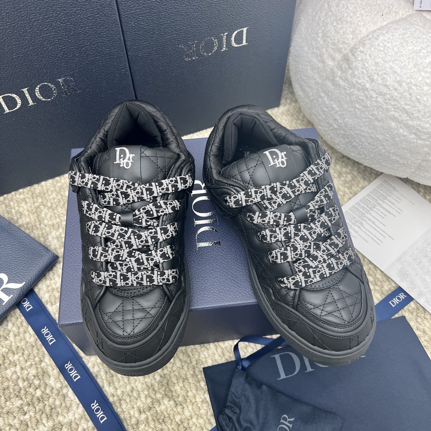 NO:259994,Dior B9S Series Bread Shoes Casual Sports Shoes Skateboard Shoes Original Purchase Development This new B9S skateboard sneakers are inspired by the high-order spirit of skateboarding and Dior. They are carefully crafted in navy blue cotton tweed, reinterpreting the classic rattan pattern, displaying grained cowhide details, paying tribute to Dior's exquisite craftsmanship. Pad tongue and tech fabric socks for an ideal comfortable wearing experience. Classic details are visible everywhere in the design, such as the Dior logo on the heel and tongue, the rattan pattern of the insert, and the side rubber Dior Charm logo inspired by the Dior logo. The rubber sole engraved with a gradient effect is more refined, adding a high-order temperament to various shapes  Original fabric custom-made top layer cowhide   thick tweed inside custom-made breathable inner lining, original open mold-proof anti-slip TPU material, bottom thickness 3.5CM Size men's size 39-45, casual shoes/sports shoes, dior, dior, sneakers, cowhide19860909Dior迪奥B9S 系列 面包鞋 休闲 运动鞋 滑板鞋 原版购入开发做货 这款全新 B9S 滑板运动鞋的灵感源自滑板运动和 Dior 的高订精神.采用海军蓝色棉质粗花呢精心制作,重新演绎经典的藤格纹图案,展示粒面牛皮革细节,向 Dior 的精湛工艺致敬.加垫鞋舌和科技面料袜筒,打造理想的舒适穿着体验.设计处处可见经典细节,例如鞋跟和鞋舌的 Dior 标志、藤格纹图案的镶片,以及灵感源自 Dior 标识的侧面橡胶 Dior Charm 标志.搭配镌刻以渐变效果 Oblique 印花的橡胶鞋底更显精致,可为各式造型增添高订气质 面料原版定制头层牛皮 粗花呢 内里定制透气内里 大底原版开模防滑TPU材质 底厚3.5CM Size男码39-45,休闲鞋/运动鞋,dior,dior,sneakers,cowhide,Women's Shoes