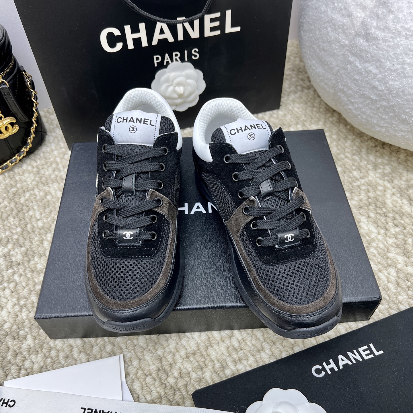 NO:261874,CHANE* Xiaoxiang four-season sports shoes are popular with major bloggers on social daily. They look so beautiful, casual and sporty, cool and natural, interpreting Chanel's fashionable femininity. The overall customization makes all sports models on the market at that time obsolete. This series is now available for sale!  Upper is made of custom imported lychee pattern calfskin customized matte calfskin inner lining original one to one professional custom mesh original customized mold opening TPU combination sole height 5 cm male and female same size 35-45, casual shoes/sports shoes, chanel, chanel, sneakers, cowhide19860909CHANE*小香四季款运动鞋各大博主社交日推款,上脚狂好看,率性的休闲运动风,飒爽又自然,演绎香奈儿的时髦女性气质,整体定制令当时市面上的所有运动款变得过时,本系列现已登陆发售！ 鞋面 采用定制进口荔枝纹小牛皮定制磨砂小牛皮 内里 原版一比一专业定制网布 原版定制开模TPU组合大底 高度5公分 男女同款码35-45,休闲鞋/运动鞋,chanel,chanel,sneakers,cowhide,Women's Shoes