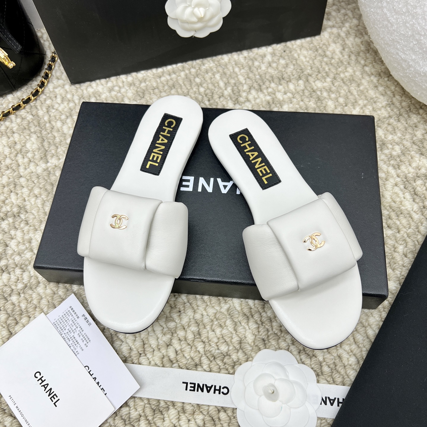 NO:261877,Top version Chane* Xiaoxiang·25 new super soft sheepskin·Bread flat-soled slippers original hardware buckle is super comfortable on the upper mixed-bred sheepskin footbed inside sheepskin outsole imported from Italy Size: 35-39 (customized for 40/41 without return or exchange), slippers, chanel, slippers, sheepskin, Leather soles19860909顶级版本Chane*小香·25新品超软羊皮·面包平底拖鞋原版五金扣饰上脚超舒服 鞋面混种羊皮 垫脚内里羊皮 大底意大利进口真皮大底 Size:35-39（40/41定做不退换）,拖鞋,chanel,slippers,sheepskin,Leather soles,Women's Shoes