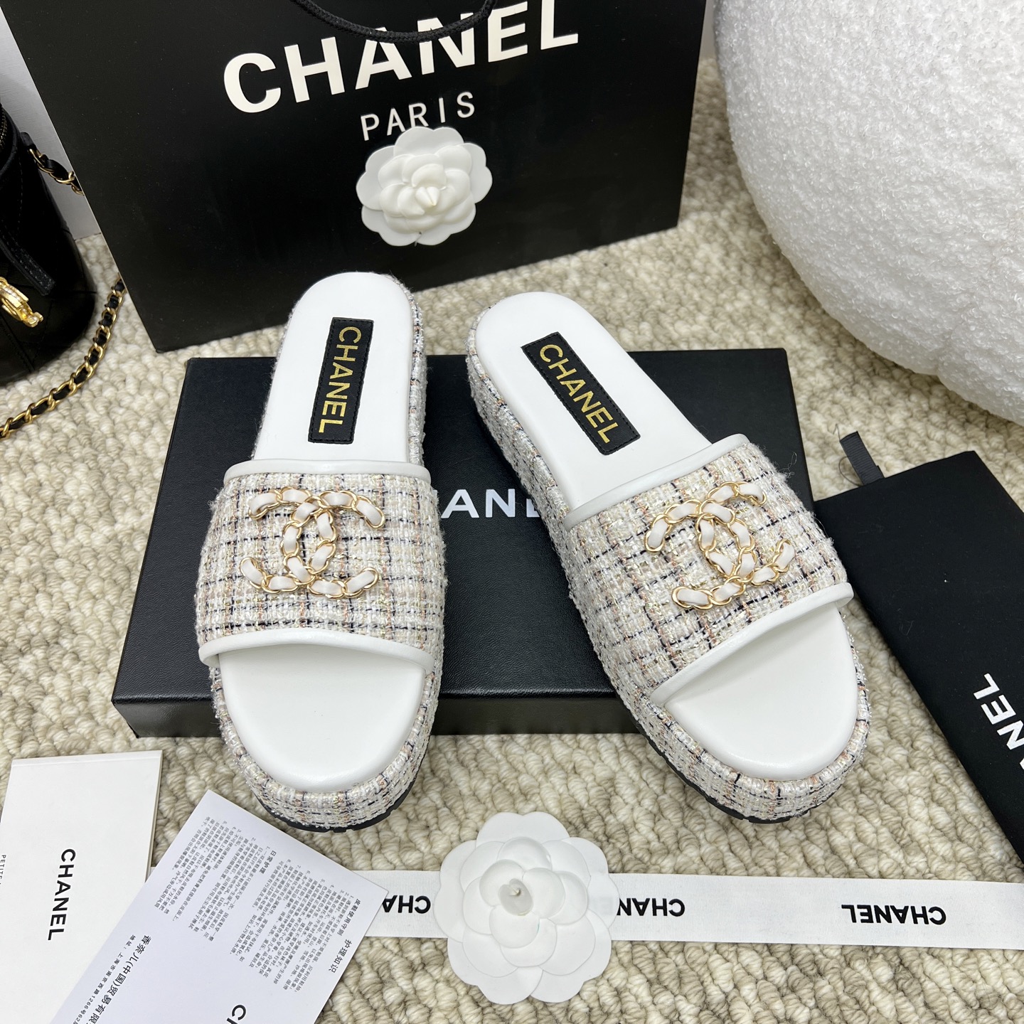 NO:261653,CHANE*Ss Chanel's small, fragrant style thick C-sands slippers. Grandma Xiang's usual elegant and famous temperament is full of high-end feeling!  It’s very nice to wear barefoot or paired with skirts or trousers, it’s very versatile!  Invincible beauty!  Special fairy, I know my home's details and strengths (the counter buys the version based on the genuine 11, the details are perfect, more exquisite and durable, the foot is very pedicure-like, the key is very easy to control) Fabric imported fabric, inner sheepskin, original mold-opening sole, size 35-39 (40.41 fixed), slippers, chanel, chanel, slippers, skirts, sheepskin19860909CHANE*Ss香奈儿小香风厚双C凉拖鞋 香奶奶家一贯的优雅名媛气质 高级感十足！上脚非常nice～不管光脚穿或搭配裙装、裤装、都非常百搭！无敌美！特别仙 认准我家细节实力拍（专柜买版按正品11开发做货, 细节完美 更加精致耐看 上脚非常修脚型 重点是很好非常好驾驭） 面料进口布面 内里羊皮 大底原版开模大底 尺码35-39（40.41定）,拖鞋,chanel,chanel,slippers,skirts,sheepskin,Women's Shoes