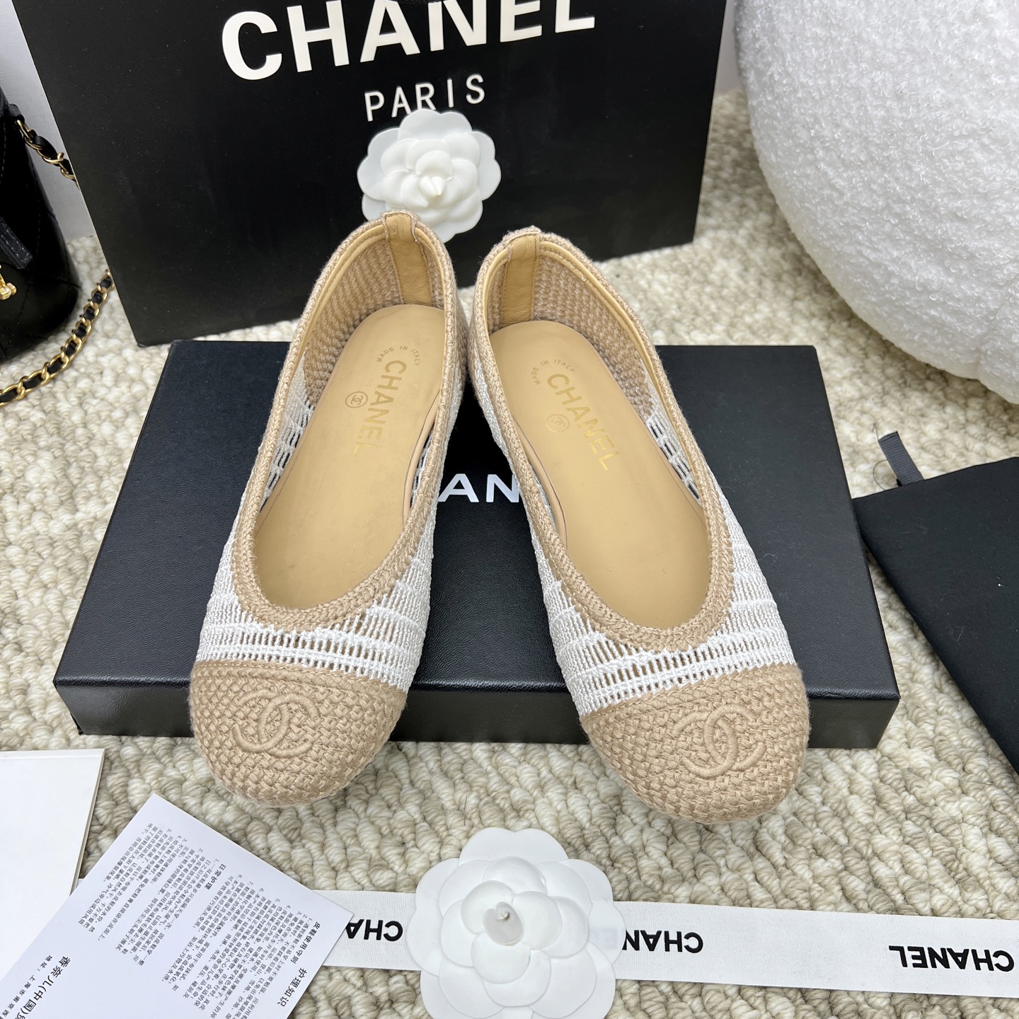 NO:261650,Chane* Xiaoxiang C home 25p woven pair of C ballet shoes A pair of Rafia woven ballet shoes with closed eyes is out of stock when it is launched. The shoe shape is simple, classic and practical. Various styles can be used as the finishing touch. The moment you see the real thing, babies will know how excellent it is. A thousand-year-old classic style, a flat-soled small shoes that are popular every year. Celebrities can be photographed everywhere on the foot. Simple color matching, delicate little round toe, an absolute versatile tool. Original customization of fabrics. Floor-padded sheepskin. Outsole Italian leather sole. Size 35-39 (40 41 fixed), ballet shoes, chanel, chanel, espadrilles, sheepskin19860909Chane*小香C家 25p 编织双C芭蕾舞鞋 一双闭眼入的拉菲草编芭蕾舞鞋 上市就断货 鞋型简单经典实穿 各种风格搭配都能起到点睛之笔 看到实物的那一刻 宝宝们就知道它有多优秀了 万年经典款,年年都火爆的平底小单鞋 明星网红上脚街拍随处可见,简约的拼色搭配,秀气的小圆头,绝对的百搭利器 面料原版定制编制 垫脚羊皮 大底意大利真皮底 码数35-39（40 41 定）,芭蕾舞鞋,chanel,chanel,espadrilles,sheepskin,Women's Shoes