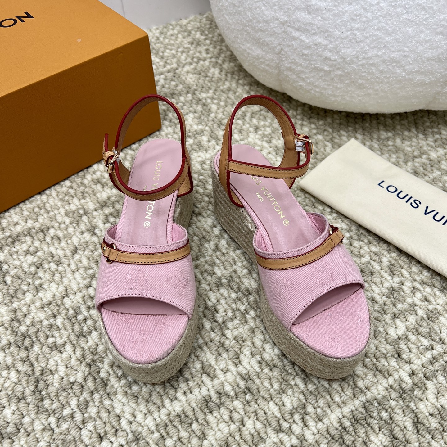 NO:264917,LV Lafite wedge sandals Top quality This Helios wedge sandals are from Louis Vuitton x Takashi Murakami reprint series, with hemp rope braided loafer design, and then the coated canvas upper is colorful Monogram pattern. The dazzling buckle tightens the slender ankle strap, and the studded leather elements convey the unruly style. Original imported embossed cowhide/densing jeans/sheepskin lining Imported hemp rope braided bottom/rubber outsole High heel 7.5cm 11.5cm size35-41 (41 custom made without return), sandals, louis vuitton, louis vuitton, sandals, espadrilles, cowhide, sheepskin19860909LV·拉菲草草编坡跟凉鞋 顶级品质 本款 Helios 坡跟凉鞋出自路易威登 x 村上隆再版系列,以麻绳编底致意便鞋设计,再为涂层帆布鞋面融入缤纷 Monogram 图案.耀目搭扣束紧纤细踝带,饰钉皮革元素传递不羁风范. 原版进口压花牛皮/丹宁牛仔/羊皮内里 进口麻绳编底/橡胶大底 高跟7.5cm 11.5cm size35-41（41定做不退换）,凉鞋,louis vuitton,louis vuitton,sandals,espadrilles,cowhide,sheepskin,Women's Shoes