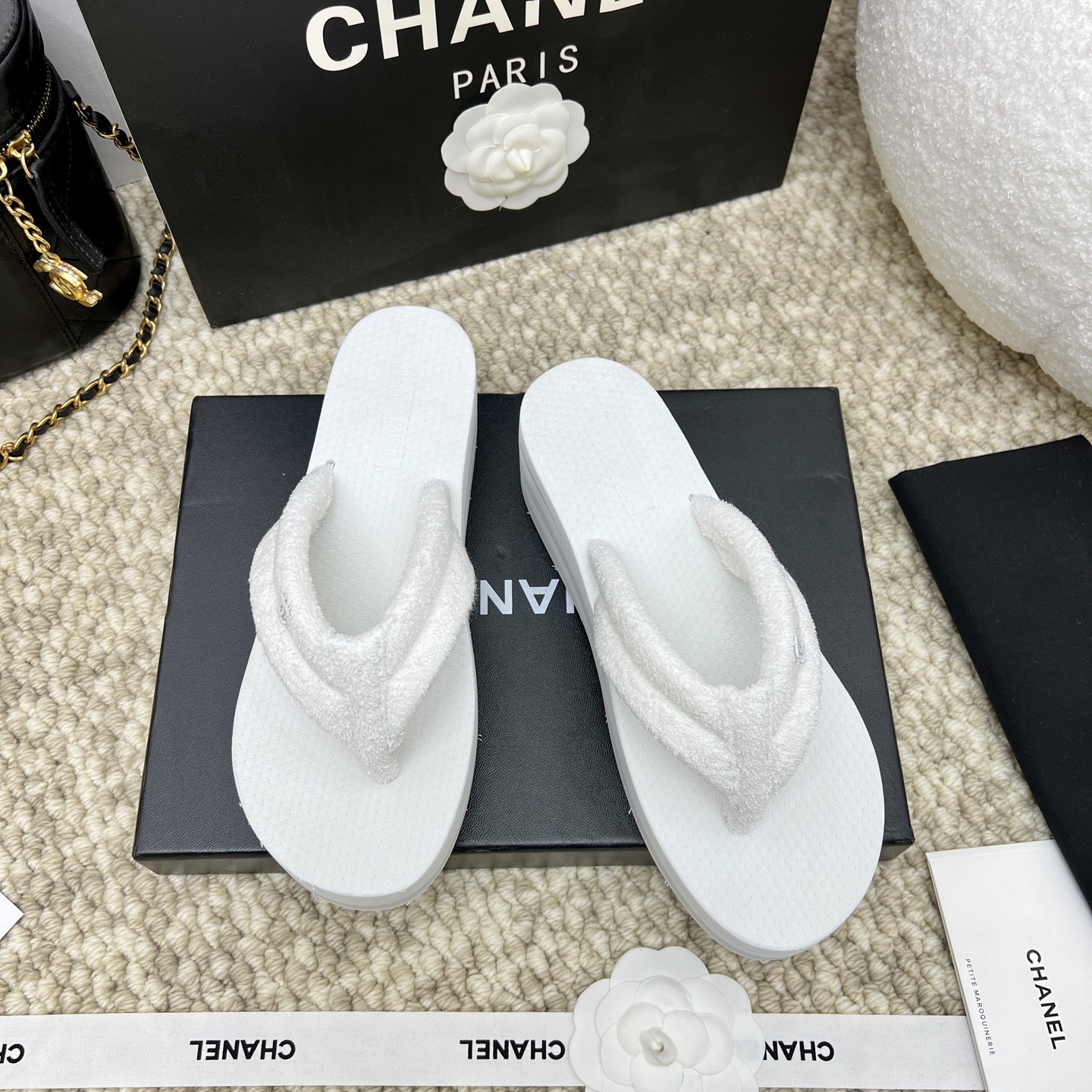 NO:261645,Top quality CHANEL Chanel 25 Spring and Summer Xiaoxiang New Heel Flip Flops!  Limited original version is purchased and customized as soon as possible!  All materials are customized 11, this series is really amazing, how can it be so beautiful! In summer, it is really invincible with salt and sweet~ Simple and fashionable feeling, and it is true that the end of sandals is flip-flops! The wool upper is so textured, and the classic double C buckle is very delicate~ It feels so comfortable to wear. In summer, foot-clip slippers, versatile and slimming style, a slipper with a superb appearance, is amazing at any combination!  Lazy slippers are worth recommending!  The upper is made of imported original woolen inner sheepskin original mold foam combination sole light and comfortable Size: 35-40 (40.41 custom made without return and exchange) with original packaging, split-toe shoes, chanel, chanel, sandals, slippers, sheepskin19860909顶级品质CHANEL 香奈儿25春夏小香新款坡跟夹脚人字拖鞋！ 限量原版第一时间购入定制！全部材料11定制,这一系列这真的是绝了怎么会这么美!夏天真的是无敌搭配可盐可甜~ 简易时髦感一眼爱住,果然凉鞋的终点就是人字拖!毛呢鞋面好有质感,上面点缀经典双C扣饰很精致~穿起来脚感好舒服 夏季夹脚拖鞋、百搭显脚瘦气质款,颜值爆棚的一款拖鞋,任意搭配都很绝！懒人拖鞋值得推荐！ 鞋面采用进口原版毛呢 内里羊皮 原版开模发泡组合大底 轻便舒适 码数:35-40（40.41定做不退换） 配原版包装,分趾鞋,chanel,chanel,sandals,slippers,sheepskin,Women's Shoes