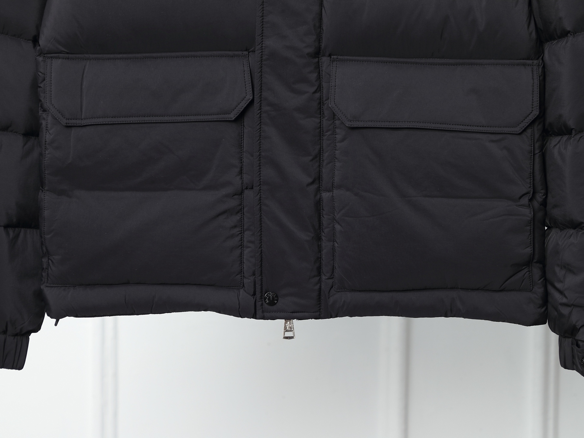 Moncler P878 ムサラシリーズ マットブラックナイロン羽毛パーカー