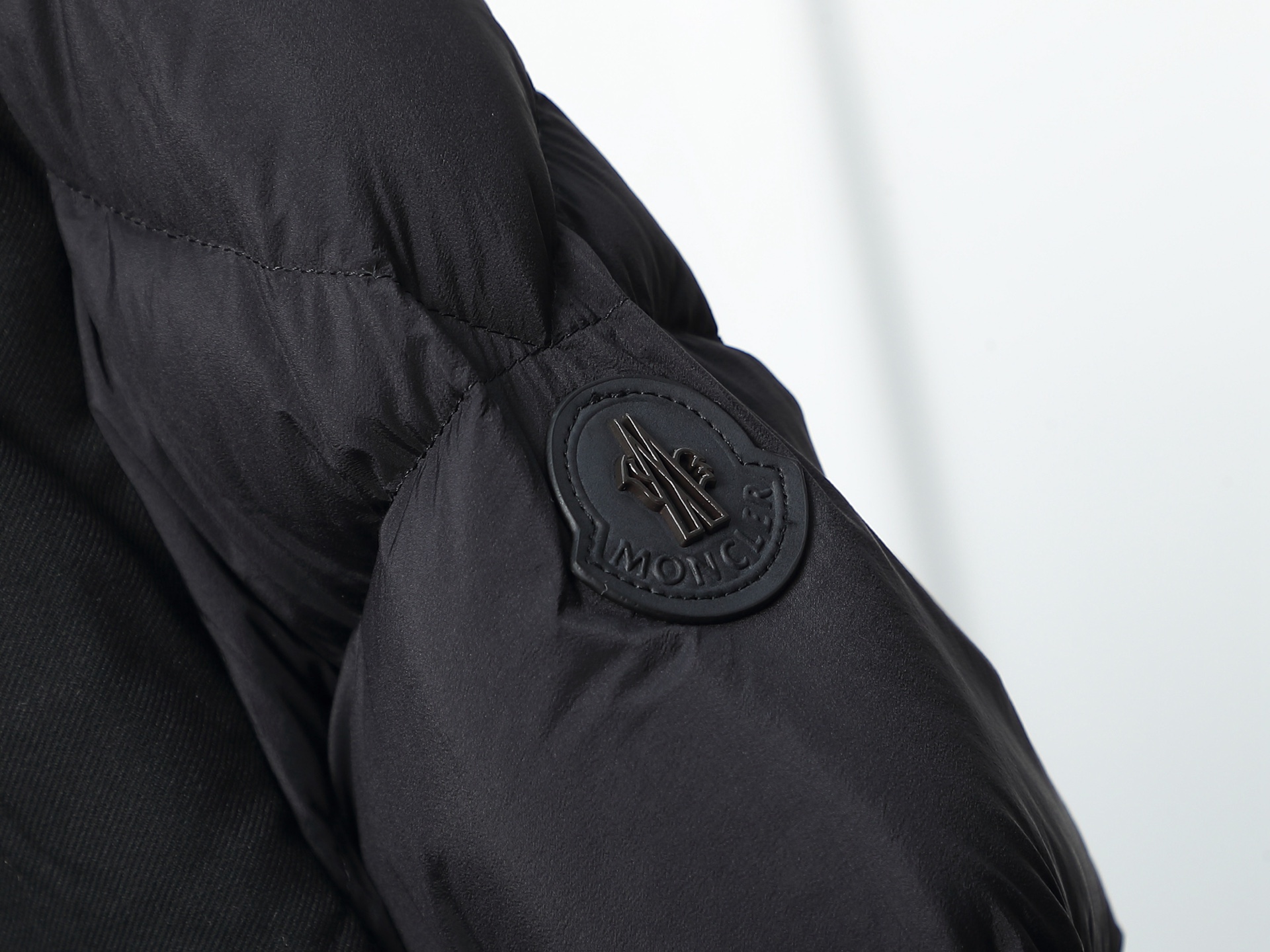 Moncler P878 ムサラシリーズ マットブラックナイロン羽毛パーカー