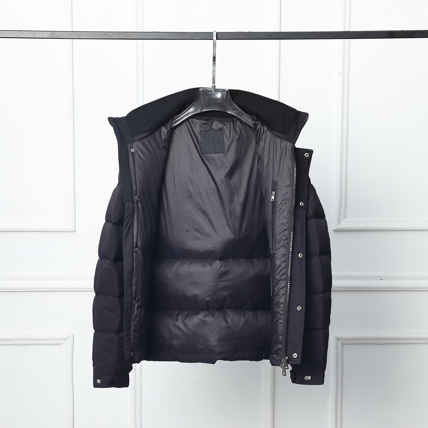 Moncler P878 ムサラシリーズ マットブラックナイロン羽毛パーカー