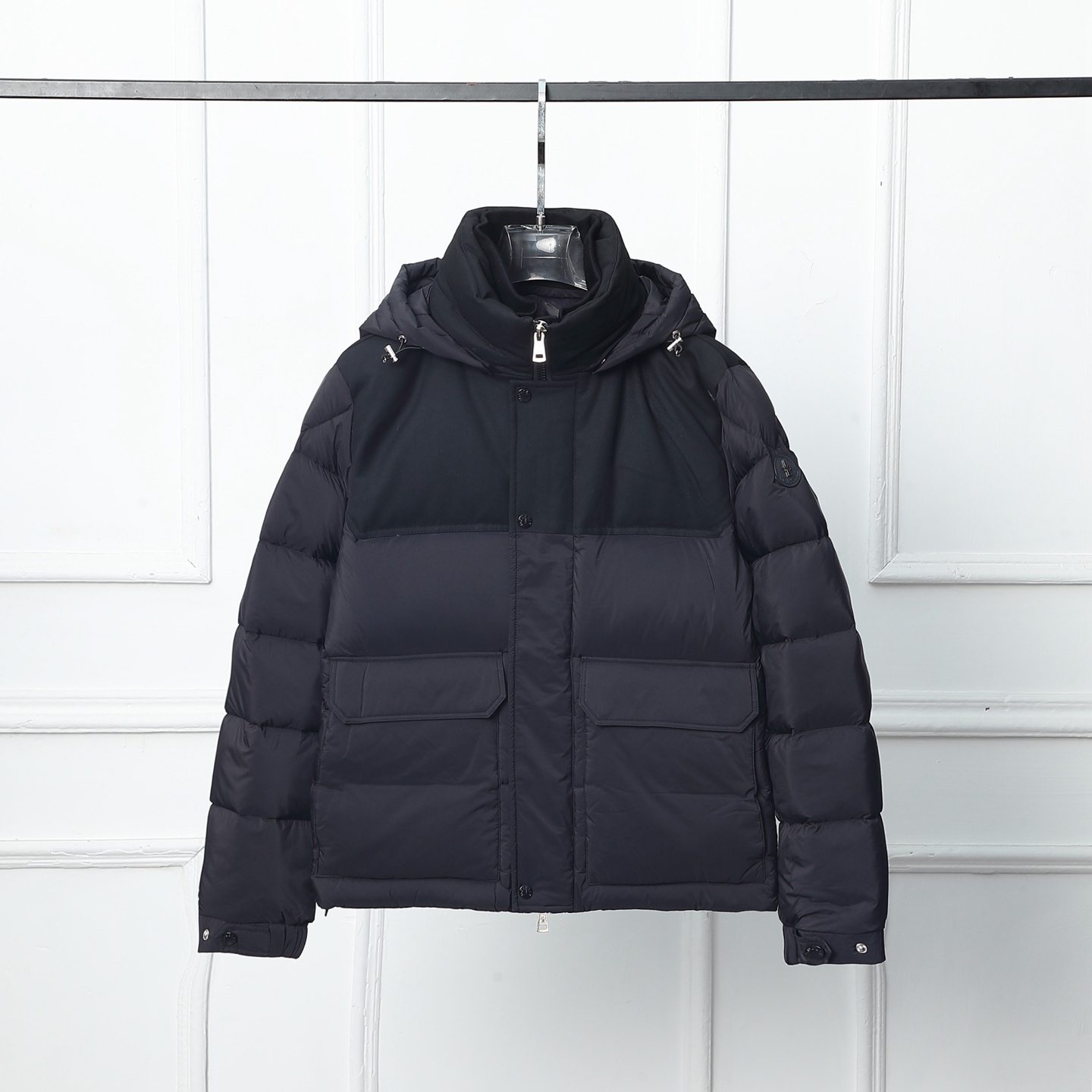 Moncler P878 ムサラシリーズ マットブラックナイロン羽毛パーカー