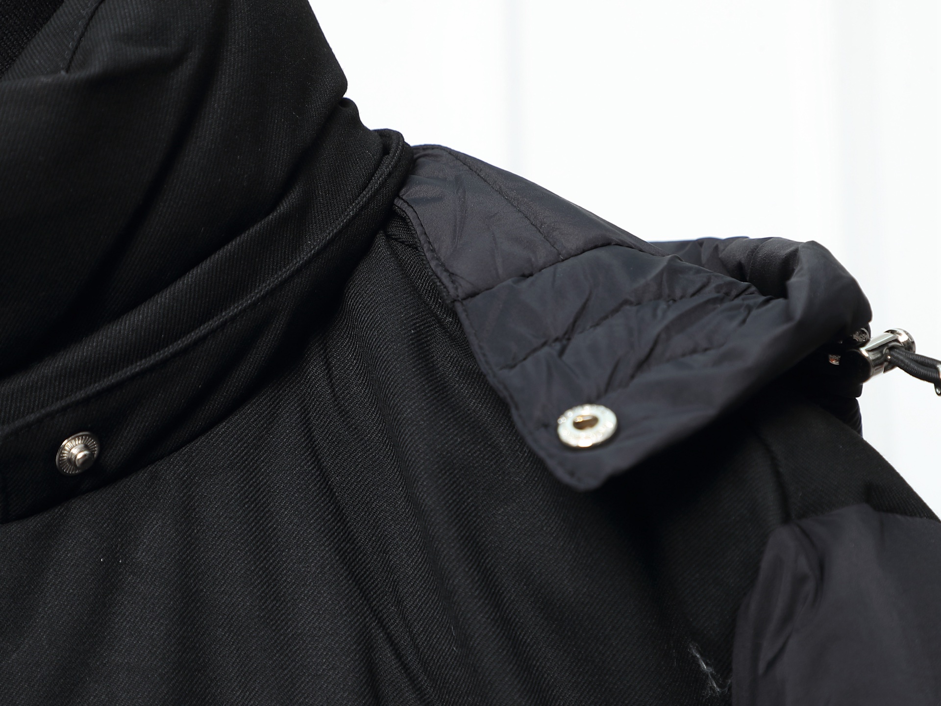 Moncler P878 ムサラシリーズ マットブラックナイロン羽毛パーカー