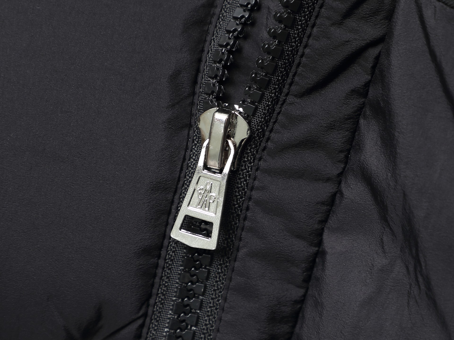Moncler P878 ムサラシリーズ マットブラックナイロン羽毛パーカー