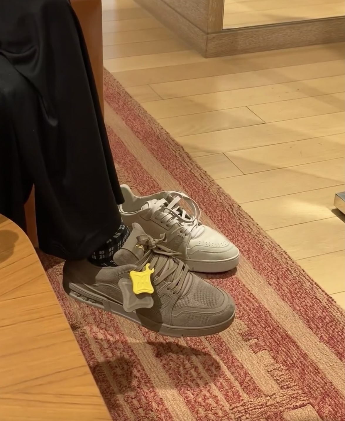 NO:729728,Popular products made in Dongguan. Purchasing level. Refuse to mix and sell (Louis Vuitton Lv) spot. Same style for men and women. Ceiling level. Synchronization of counters. Synchronization of materials. Synchronization of workmanship. Synchronization of details. Support comparison. Coding. Oil edges. Spare shoelaces. Add jacket. Yellow drawer box. Non-slip fragrance outsole is deodorant. Odorless. Supports returns. Allows you to be sincere and worry-free. Transfer pictures to give you unexpected effects [hug] code size 35-46, couple style  Outdoor veteran driving shoes,,louis vuitton,louis vuitton,jackets & coats19860909爆款东莞产.代购级 拒绝混卖（路易威登 Lv）现货. 男女同款.天花板级别.专柜同步.材料同步.做工同步.细节同步.支持对比.打码.油边.备用鞋带.加外套.黄色抽屉盒.防滑香精大底防臭.无气味.支持退换.让您高忱无忧.转图让你有意想不到的效果[拥抱] 码数35-46码 情侣款 户外老司机驾车鞋,,louis vuitton,louis vuitton,jackets & coats,Men's shoes