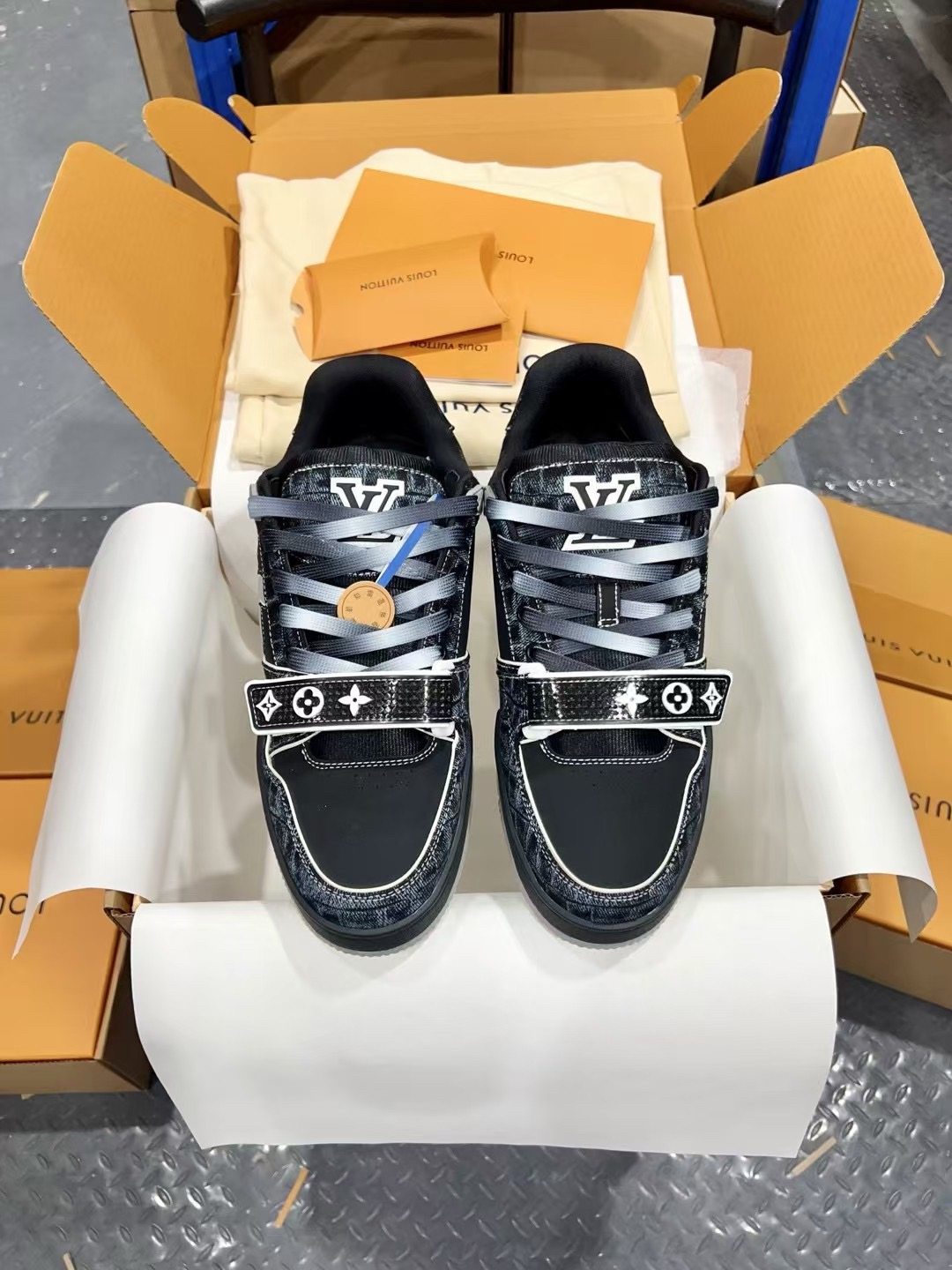 LV Style Black Leather Men's Shoes style reference detail image 4 from source 780753