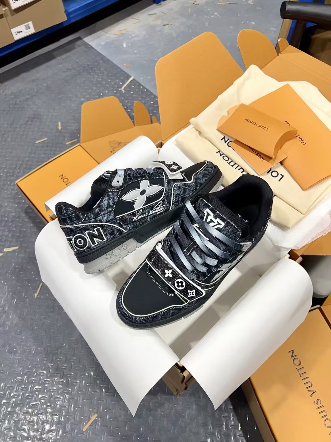 LV Style Black Leather Men's Shoes style reference detail image 6 from source 780753