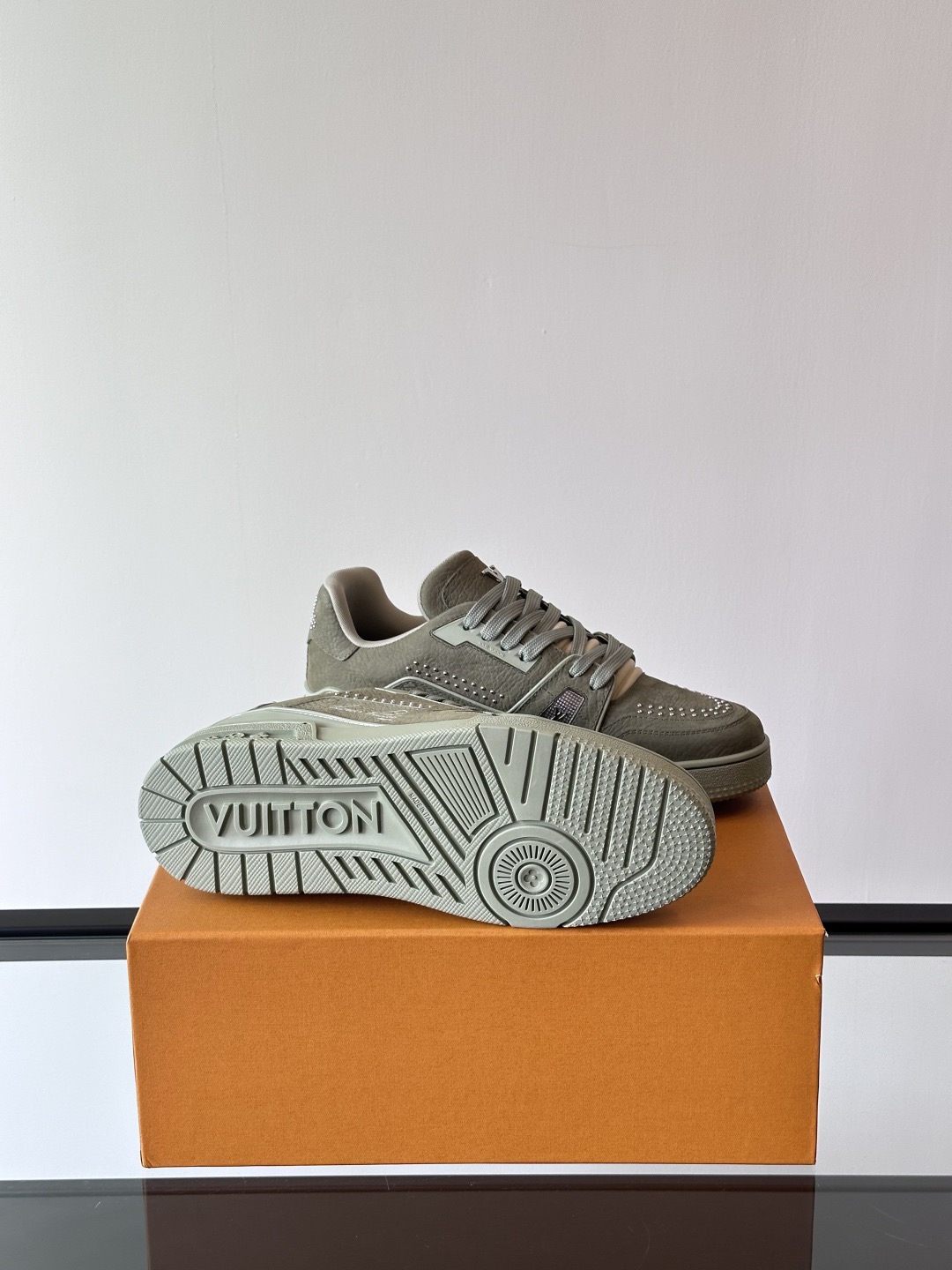 LV Style Leather Men's Shoes style reference detail image 9 from source 780774