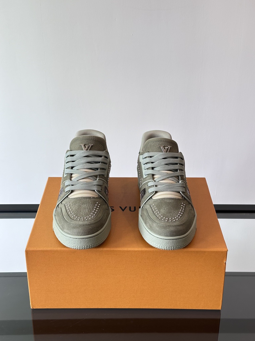 LV Style Leather Men's Shoes style reference detail image 5 from source 780774