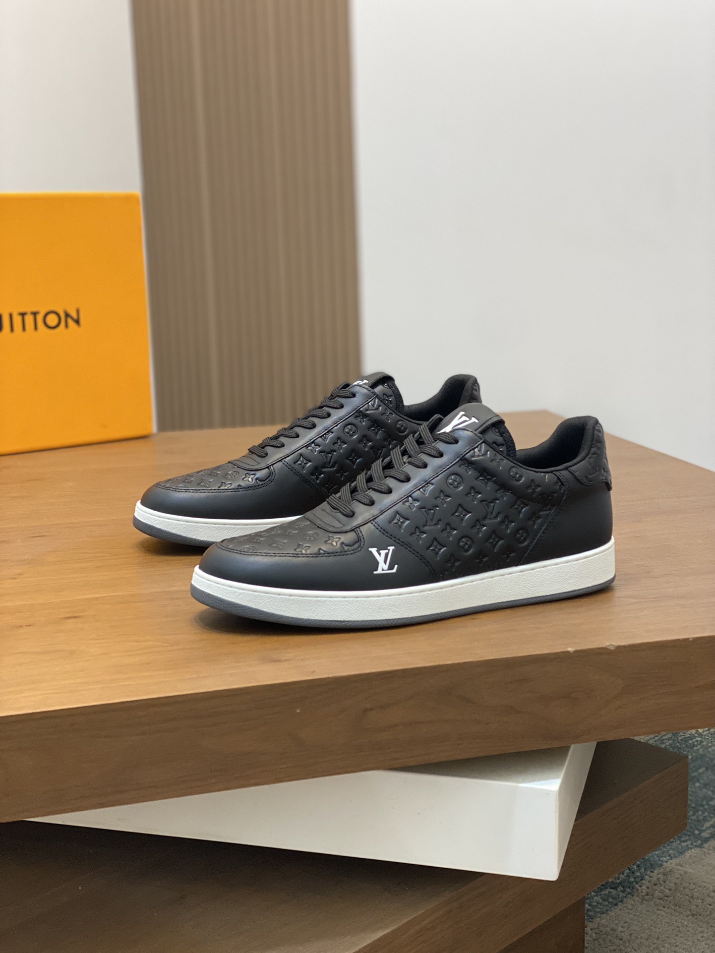 LV Style Leather Men's Shoes style reference detail image 3 from source 780787
