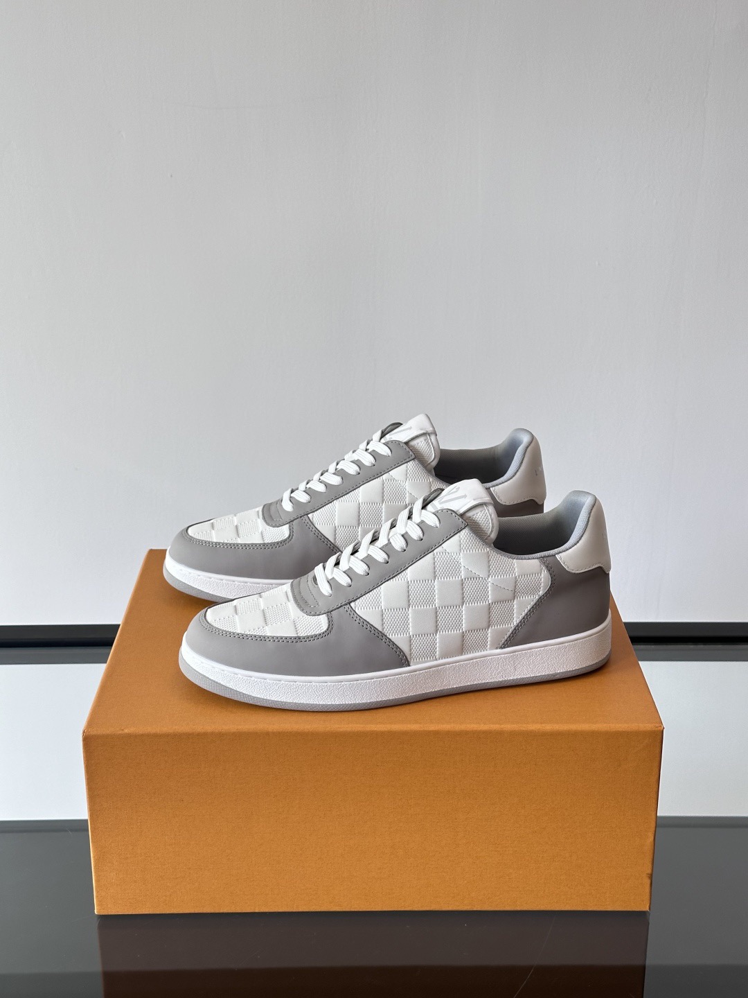 LV Style Leather Men's Shoes style reference detail image 3 from source 780805