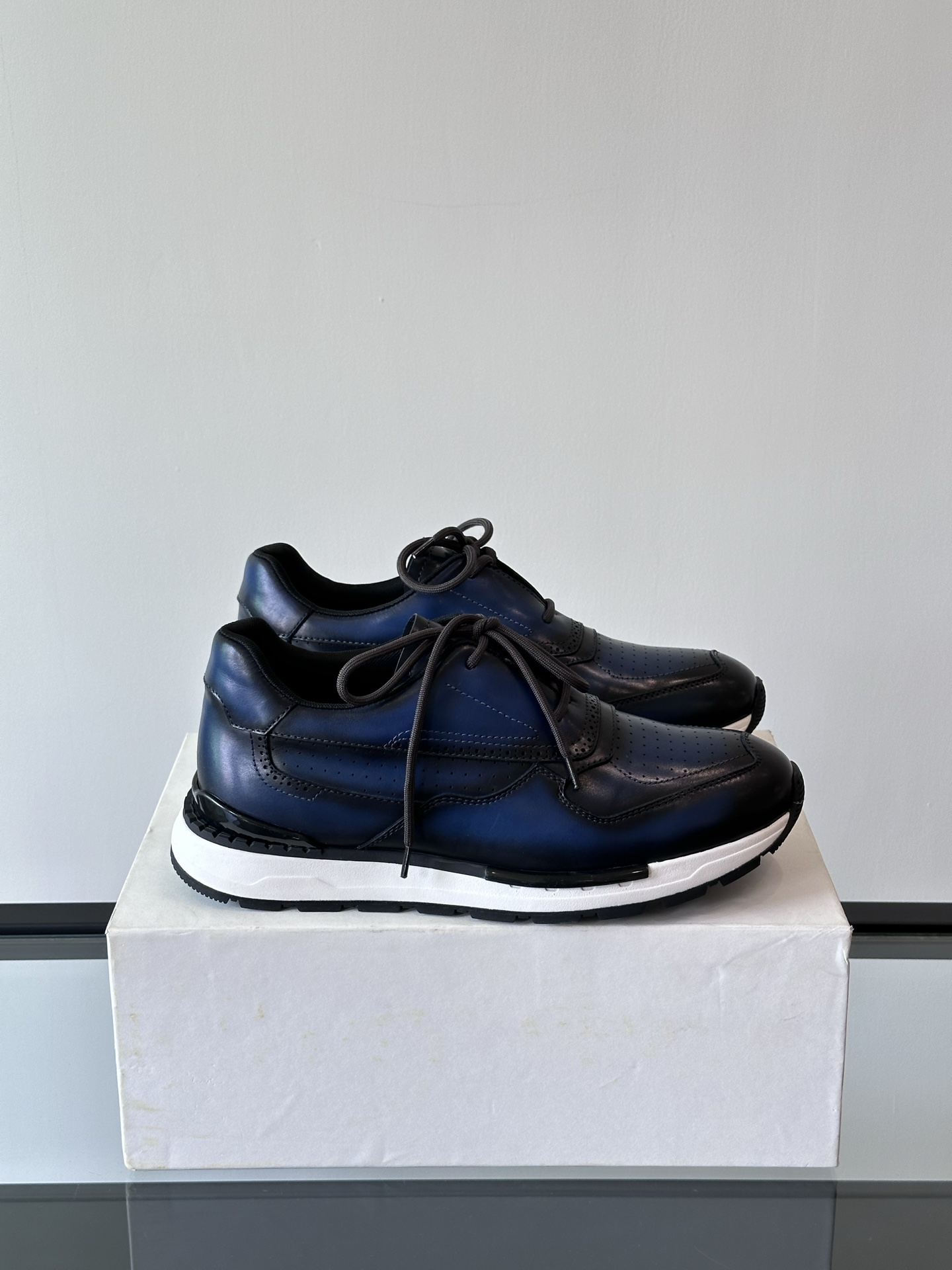 NO:280754,Dongguan. Purchase grade Refuse to sell (Berluti/Bruti) high-end men's casual sneakers. This sneaker is made of imported cowhide and is made of hand-colored color change. The sides are decorated with stitching details and the brand letter badge of the shoe tongue. Paired with the original two-color rubber sports sole, it shows the casual and sports style. The inner foot pad of the fabric is comfortable and breathable, and the authentic original box packaging of the counter!  Size39-45 (38.45 customized) outdoor veteran driver driving shoes, sneakers, cowhide19860909东莞产.代购级 拒绝混卖（Berluti/布鲁提）高端男士休闲运动鞋,这款运动鞋采用进口牛皮,手工改色工艺制作,侧面饰有缝线细节,鞋舌品牌字母徽章.搭配原版双色橡胶运动鞋底,尽显休闲运动风范.织物内里垫脚,上脚舒适透气, 专柜正品原盒包装！ 码数Size39-45（38.45定做） 户外老司机驾车鞋,,sneakers,cowhide,Men's shoes