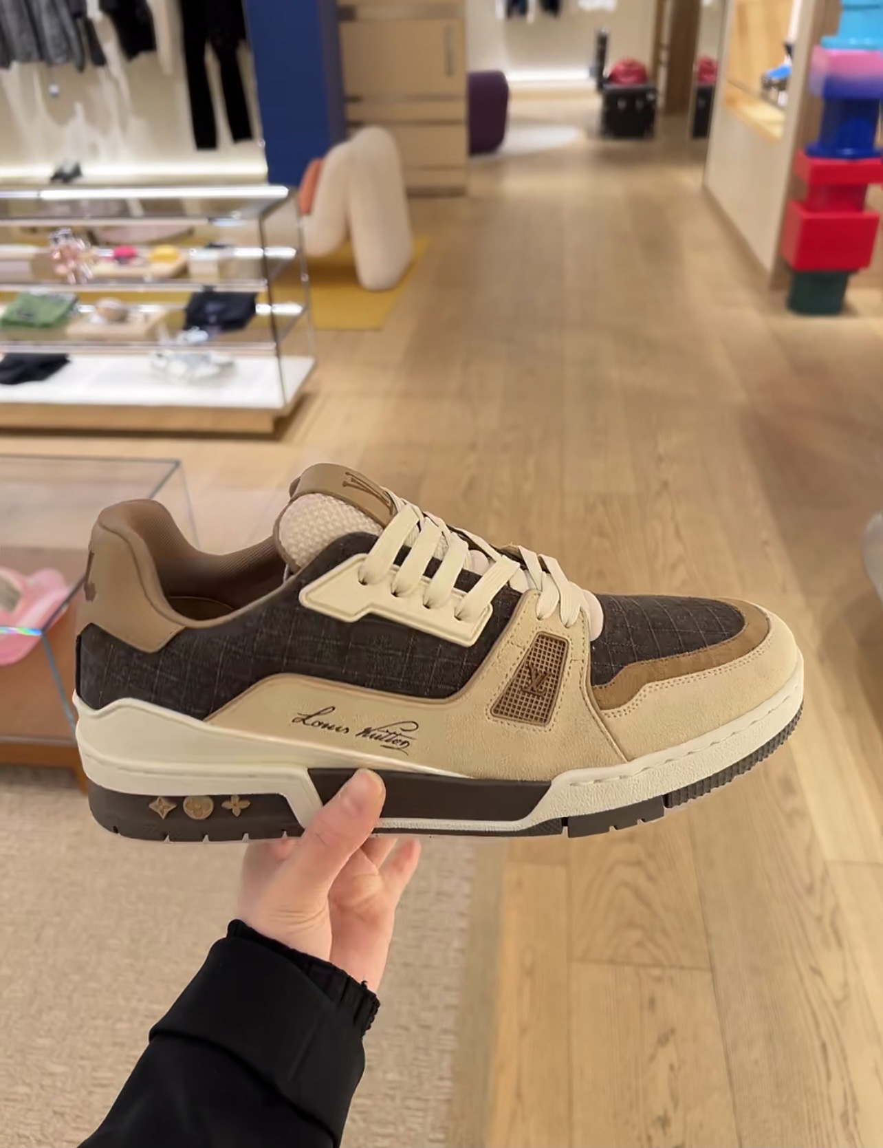 NO:729720,Produced in Dongguan. Purchasing level. Refuse to mix and sell (LV. Louis Vuitton) couple's casual style. New models are on the shelves. Authentic products purchased at the counter are 10650!  One-to-one detail reproduction, attention to detail, welcome to inspect!  Purchasing the original version for development and production. This Trainer is made of suede cowhide, with colorful tones lighting up the plain base. The original configuration was created by Virgil Abloh, showing the inspiration of retro baskets. Rich details such as the handwritten logo and the #54 logo establish recognition. The latter represents the year of founding, 1854. The delivery counter is authentic and has a full set of exquisite packaging. Fabric: Original custom imported first-layer cowhide. Lining: Original custom breathable mesh lining. Outsole:  Original open mold non-slip TPU combination outsole Bottom thickness: 3CM Size: Women's 35-41 / Men's 38-46 Outdoor driving shoes for experienced drivers, louis vuitton, louis vuitton, cowhide19860909东莞产.代购级 拒绝混卖（LV.路易威登）情侣款休闲 专柜新款上架 专柜正品购入10650！一比一细节复刻、注重细节 欢迎验货！ 原版购入开发 做货 本款 Trainer 取材反绒牛皮、缤纷色调点亮素色基底.原版构型出自 Virgil Abloh 之手,展现复古篮的灵感启发.手写体标识与 #54 标识等丰富细节树立辨识度.后者代表创立年份 1854 年 配送专柜正品全套精美包装 面料: 原版定制进口头层牛皮 内里: 原版定制透气网里 大底: 原版开模防滑TPU组合大底 底厚: 3CM 码数Size: 女款35-41 / 男款38-46 户外老司机驾车鞋,,louis vuitton,louis vuitton,cowhide,Men's shoes