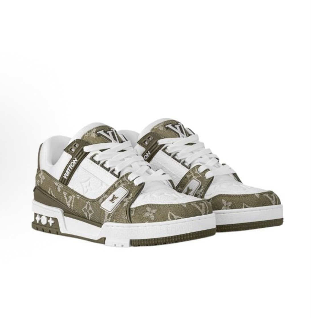 NO:729702,Produced in Dongguan. Purchasing grade. Refuse to mix and sell (LV. Louis Vuitton) couple's casual style. New models are on the shelves. Authentic products purchased at the counter are 11770!  One-to-one detail reproduction, attention to detail, welcome to inspect!  Purchasing the original version for development and production. This Trainer is made of suede cowhide, with colorful tones lighting up the plain base. The original configuration was created by Virgil Abloh, showing the inspiration of retro baskets. Rich details such as the handwritten logo and the #54 logo establish recognition. The latter represents the year of founding, 1854. The delivery counter is authentic and has a full set of exquisite packaging. Fabric: Original custom imported first-layer cowhide. Lining: Original custom breathable mesh lining. Outsole:  Original open mold non-slip TPU combination outsole Bottom thickness: 3CM Size: Women's 35-41 / Men's 38-46 Outdoor driving shoes for experienced drivers, louis vuitton, louis vuitton, cowhide19860909东莞产.代购级 拒绝混卖（LV.路易威登）情侣款休闲 专柜新款上架 专柜正品购入11770！一比一细节复刻、注重细节 欢迎验货！ 原版购入开发 做货 本款 Trainer 取材反绒牛皮、缤纷色调点亮素色基底.原版构型出自 Virgil Abloh 之手,展现复古篮的灵感启发.手写体标识与 #54 标识等丰富细节树立辨识度.后者代表创立年份 1854 年 配送专柜正品全套精美包装 面料: 原版定制进口头层牛皮 内里: 原版定制透气网里 大底: 原版开模防滑TPU组合大底 底厚: 3CM 码数Size: 女款35-41 / 男款38-46 户外老司机驾车鞋,,louis vuitton,louis vuitton,cowhide,Men's shoes