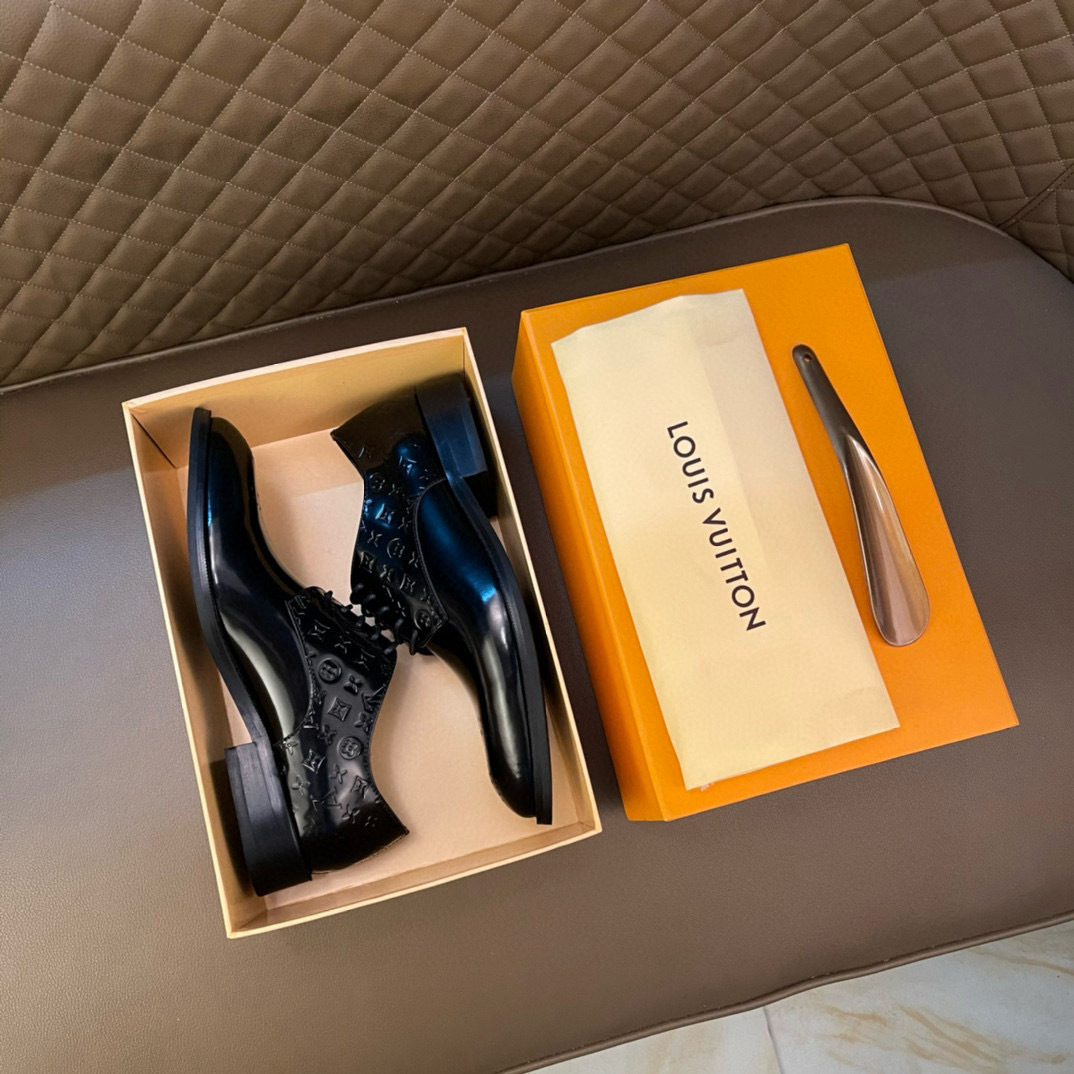 🚗 得️(配全套包装) 《LOUIS VUITTON路易威登~专柜商务风皮鞋上市》时尚经典款 顶级代购,采用进口开边珠小牛皮,内里牛皮.法国原版货,霸气花纹.原单品质 LV是香港专柜爆款 鞋面更是原版打造 鸵鸟纹点 😍亮面皮鞋特显出高端 时尚潮男必备 适合户外司机驾车出行 🚗🚗 优质做工,物美价廉,柔软耐穿 原版橡胶大底 防滑耐磨,超爱😍.男鞋 可定做 黑色 可选 一系列图案可选