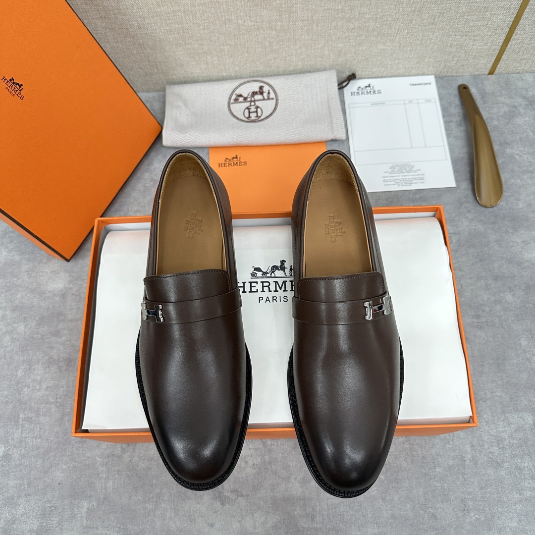 NO:729273,Produced in Dongguan. Purchasing agent. Top original order (Hermès H family) new Herme*julio loafers. Official price RM B 11.150. Made of imported cowhide. The upper horizontal strap is decorated with palladium-plated Paris shoe buckles. The lining is water-dyed cowhide. Original genuine leather outsole with composite rubber bottom. Enhanced grip performance. The three-dimensional concave and convex logo shows luxurious quality. Exquisitely made to create a leisurely and elegant style. Slip on and wear.  The classic and timeless elegant design highlights the fashionable and avant-garde style. - Suitable for outdoor driving shoes - Standard leather shoe sizes 39~44# (38.45.46# customized), hermes, hermes, loafers, cowhide, Leather soles19860909东莞产.代购款 顶级原单（爱马仕H家）新品Herme*julio乐福鞋皮鞋 官方售价RM B 11.150采用进口牛皮打造 鞋面横带饰镀钯Paris鞋扣 内里水染牛皮里 原版真皮大底复合橡胶底片 增强抓地性能立体凹凸感logo尽显奢华品质 精致做打造悠闲典雅风范一脚蹬穿着 经典隽永的优雅设计 彰显时尚前卫风格. -适户外司机驾车鞋 -标准皮鞋码数39～44#（38.45.46# 定做）,,hermes,hermes,loafers,cowhide,Leather soles,Men's shoes