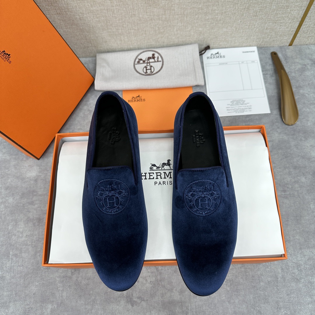 NO:729282,Produced in Dongguan. Purchasing agent. Top original order (Hermès - H family) new Herme* Derby loafers. Official price RM B 8.650. Made of imported high mercerized velvet. Electrically embroidered horse-drawn carriage totem on the upper. Water-dyed cowhide lining on the inside. Original genuine leather outsole with composite rubber backing. Enhanced grip performance. Three-dimensional concave and convex electric embroidered totems show luxurious quality. Exquisitely made to create a leisurely and elegant style.  Classic and timeless elegant design highlights fashion-forward style. - Suitable for outdoor driving shoes - Leather shoe sizes 39~44# (38.45.46# customized), hermes, hermes, loafers, cowhide, Leather soles19860909东莞产.代购级 顶级原单（爱马仕- H家）新品Herme*德比乐福鞋皮鞋 官方售价RM B 8.650采用进口高丝光绒打造 鞋面电绣马拉车图腾 内里水染牛皮里 原版真皮大底复合橡胶底片 增强抓地性能立体凹凸感电绣图腾尽显奢华品质 精致做打造悠闲典雅风范一脚蹬穿着 经典隽永的优雅设计 彰显时尚前卫风格. -适户外司机驾车鞋 -皮鞋码数39～44#（38.45.46# 定做）,,hermes,hermes,loafers,cowhide,Leather soles,Men's shoes