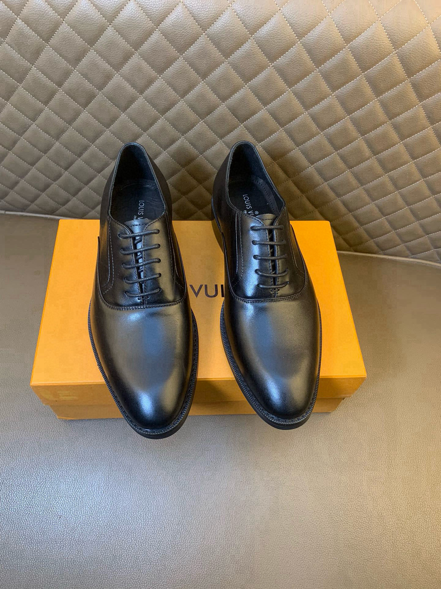 🚗 得️(配全套包装) 《LOUIS VUITTON路易威登~专柜商务风皮鞋上市》时尚经典款 顶级代购,采用进口开边珠小牛皮,内里牛皮.法国原版货,霸气花纹.原单品质 LV是香港专柜爆款 鞋面更是原版打造 鸵鸟纹点 😍亮面皮鞋特显出高端 时尚潮男必备 适合户外司机驾车出行 🚗🚗 优质做工,物美价廉,柔软耐穿 原版橡胶大底 防滑耐磨,超爱😍.男鞋 可定做 黑色 可选 一系列图案可选