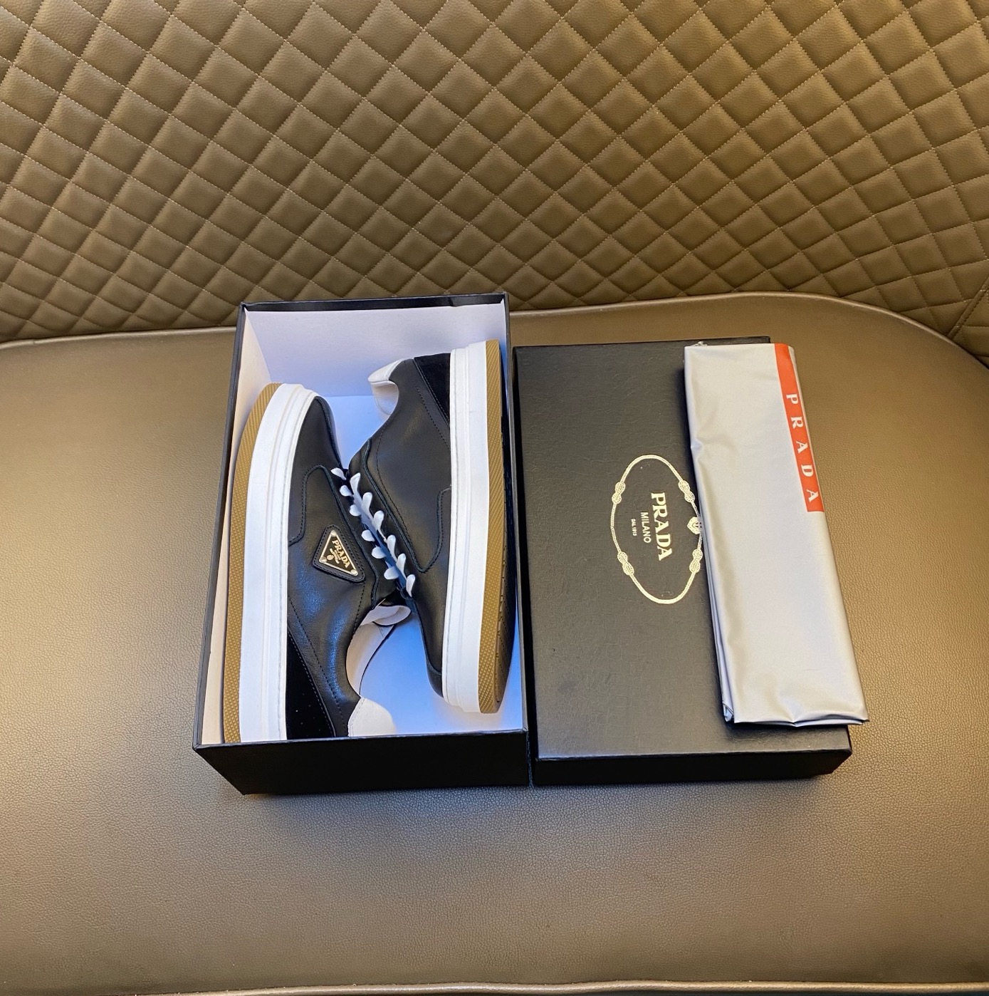 NO:344594,Exclusive first release High-quality [PRADA Prada] ~ Unique modern style sports shoes. Counter purchasing casual shoes. Men's 2025 counters are available simultaneously. Italian imported original brand selected soft cowhide + cowhide inner lining (refuse to remove and polish the feet) soles are original, super cool French lazy style design lazy foot cover foot cover original single quality Super comfortable original sole Men's shoes size 38-44 Size 45 can be customized outdoor veteran driver driving shoes, prada, prada, sneakers, cowhide19860909独家首发 高品质【PRADA普拉达】～独特现代风运动鞋.专柜代购休闲鞋 男士2025专柜同步发售,意大利进口原版品牌精选头柔软牛皮+牛皮内里（拒绝脱色磨脚）鞋底原厂特供原版底, 超酷 法国懒人风格设计 懒人套脚套脚 原单品质 超舒服原版底 男鞋码数38-44 45码可定做 户外老司机驾车鞋,,prada,prada,sneakers,cowhide,Men's shoes