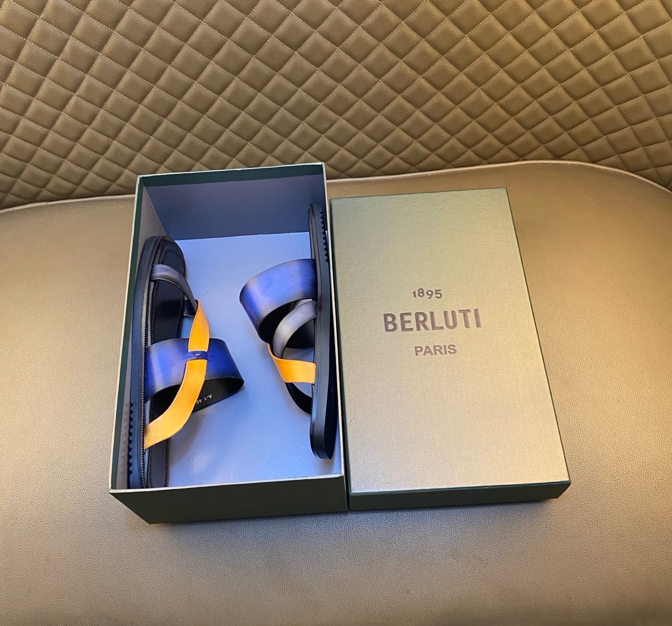 NO:346879,Dongguan. Purchase grade Refuse to sell mixed (Berlut* Bruti) Summer men's high-end leather slippers, imported cowhide material, imported calf leather, pure rubber light sole, light and comfortable. Berlut* badges and logo prints capture visual highlights, three-dimensional relief Scritto pattern. High-circular air compressed badge pattern, showing extraordinary attitude!  Sandals series - suitable for outdoor veteran drivers to drive shoes - Size 38-46 (customized by 38.45.46), sandals, slippers, cowhide19860909东莞产.代购级 拒绝混卖（Berlut* 布鲁提）夏季男士高端真皮拖鞋,进口牛皮材质 内里进口小牛皮 纯橡胶轻底 轻便舒适 .Berlut* 徽章和logo印花俘获视觉亮点,立体感浮雕 Scritto 图纹.高周波空压徽章图纹,彰显不凡态度！凉鞋系列 -适户外老司机驾车鞋 -码数Size38-46（38.45.46定制）,,sandals,slippers,cowhide,Men's shoes