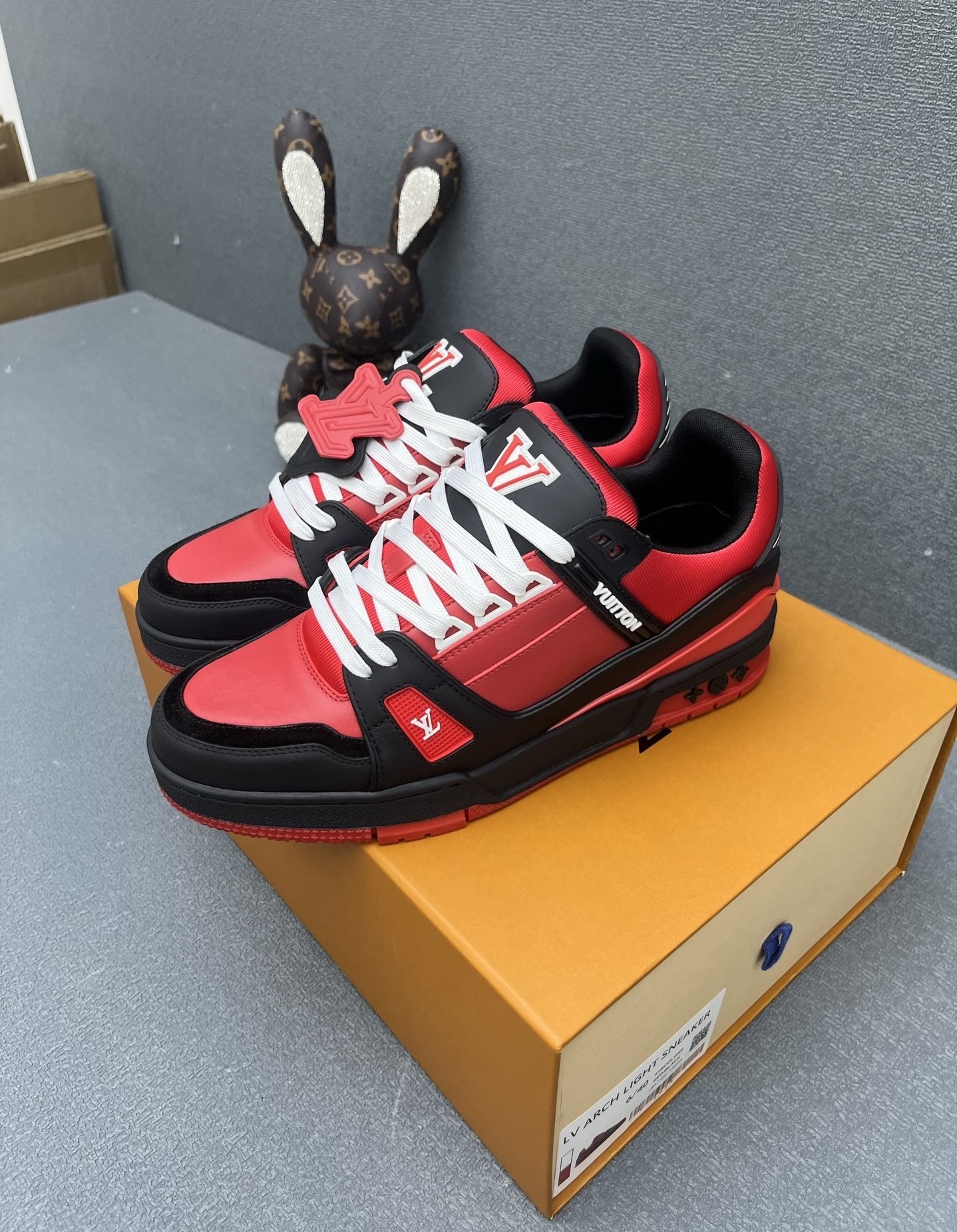 NO:356930,(LV. Louis Vuitton) Couple model casual new model is available for purchase 11,800!  Details, attention to details. Original purchase and development. Made this Trainer is made of reverse velvet cowhide and colorful tones to illuminate the plain base. The original configuration is from Virgil Abloh, showing the inspiration of the retro basket. The handwritten logo and #54 logo and other rich details establish recognition. The latter represents the year of establishment. 1854. Distribution of a full set of exquisite packaging. Fabric: Original custom imported top layer cowhide Inner: Original custom breathable net Outsole: Original open mold-proof T combination sole Thickness: 3CM suitable for outdoor drivers. Size: Women's model 35-41 Men's model 38-46,,louis vuitton,louis vuitton,cowhide19860909（LV.路易威登）情侣款 休闲 新款上架 购入11800！细节、注重细节 原版购入开发 做货 本款 Trainer 取材反绒牛皮、缤纷色调点亮素色基底.原版构型出自 Virgil Abloh 之手,展现复古篮的灵感启发.手写体标识与 #54 标识等丰富细节树立辨识度.后者代表创立年份 1854 年 配送全套精美包装 面料: 原版定制进口头层牛皮 内里: 原版定制透气网里 大底: 原版开模防滑T组合大底 底厚: 3CM 适户外司机驾车鞋 码数Size: 女款35-41 男款38-46,,louis vuitton,louis vuitton,cowhide,Men's shoes