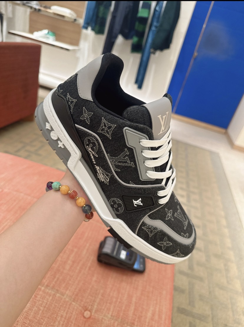 NO:532763,Dongguan. Purchase-Agent Refuses to Mix (Louis Vuitton) Sports Shoes New and Latest Styles Fashionable Just Wear This Footrint Socer Sports Shoes were unveiled at the 2025 Spring and Summer Fashion Show. It is the first sneaker designed by Pharrell Williams with football shoes inspiration. The shoes are inspired by generations and culture, echoing the theme of unity and participation of the 2025 Spring and Summer Fashion Show. The shoes are known for their smooth design, with dynamic IV Initials logo on the side, and the tongue is embellished with Lvers United badges inspired by the football team, and the footprint rubber sole is decorated with a variety of Louis Vuitton logos. - Suitable for outdoor veteran drivers to drive - Size 35-45 (38.45.46 customized) - Original counter genuine full-packaging gift boxes,,louis vuitton, louis vuitton, versace, sneakers19860909东莞产.代购级 拒绝混卖 ( 路易威登）运动鞋 新最新款 穿上就时髦精 这款Footrint Socer运动鞋于2025春夏系列时装展中亮相,是Pharrell Williams 首次以足球鞋为灵感设计的运动鞋.鞋款的灵感来自跨越世代和文化的,呼应2025春夏系列时装展团结一致、全民参与的主题.鞋款以流丽的设计著称,侧面以富动感的IV Initials标志点缀,鞋舌缀有灵感来自足球队伍的Lvers United徽章,而脚掌纹橡胶鞋底饰有多款路易威登标志. -适户外老司机驾车鞋 -码数Size35-45（38.45.46订做） -原版专柜正品全套包装礼盒,,louis vuitton,louis vuitton,versace,sneakers,Men's shoes