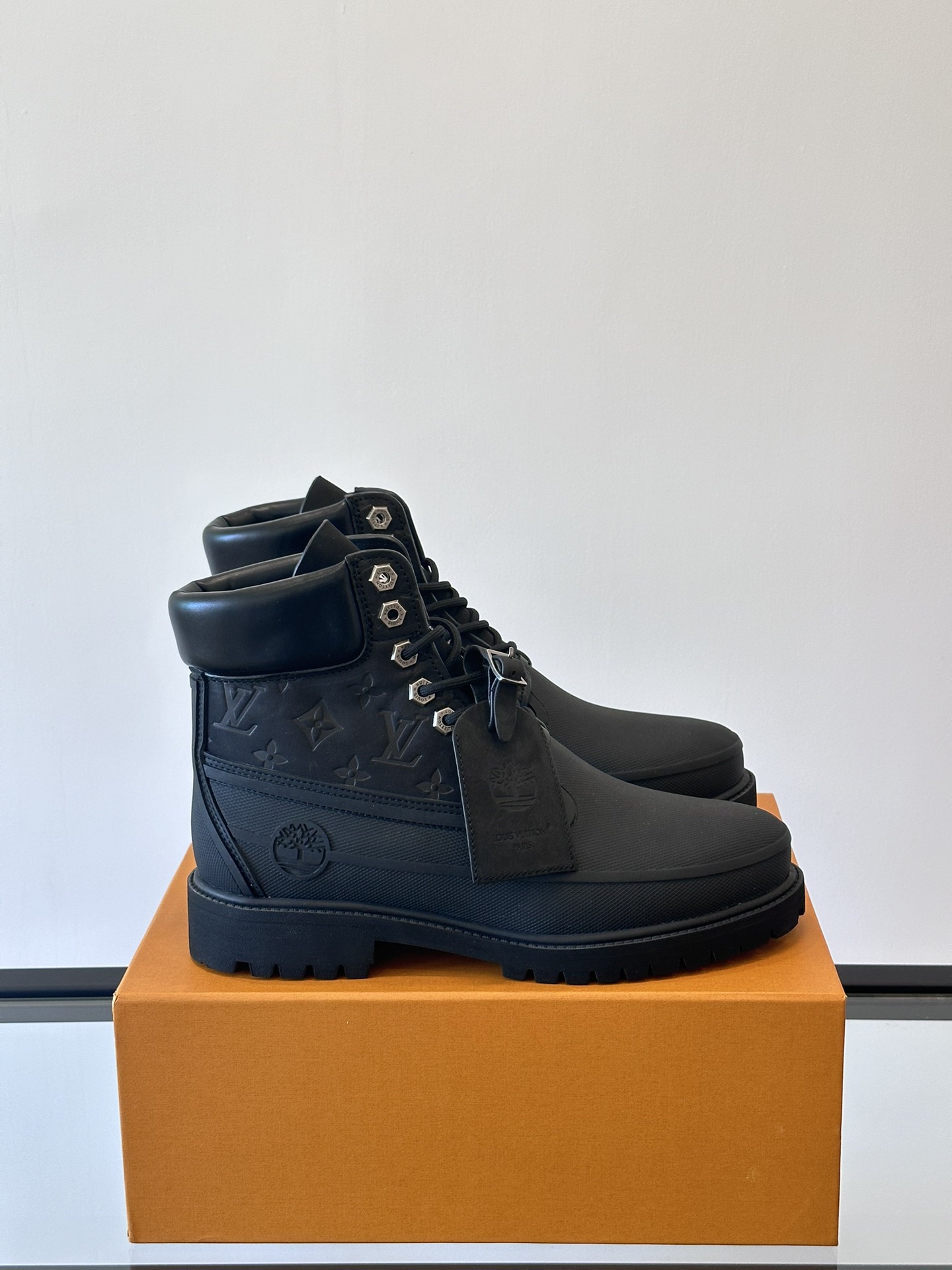 NO:574494,The top version of LV.Timberland co-branded men's workwear high-top integrated short boots, co-branded rhubarb boots!  The popularity in the second half of the year is almost unsurpassed. Lv knows marketing best, so how can he miss this wave of popularity. This is really cool. The top luxury trend choice, luxurious materials, and misaligned design allow T to blend into the 'luxury western' ~ 6-inch high-top waterproof. Imported cowhide splicing waterproof fabric. Warm and good-looking. - Size 38-45 (38.45 custom-made, non-returnable), louis vuitton, boots, cowhide19860909顶级版本LV.Timberland联名款 男士工装高帮一体短靴,联名款大黄靴！到了下半年的热度几乎没法被超越,Lv是最懂营销的怎么能错过这波热度.这个着实有点酷哦,顶奢潮流的选择,奢华材质、错位设计,让T融入「奢华西部」～6寸高帮防水.进口牛皮拼接防水面料.又保暖又好看. -码数size38-45（38.45定做不退换）,,louis vuitton,boots,cowhide,Men's shoes