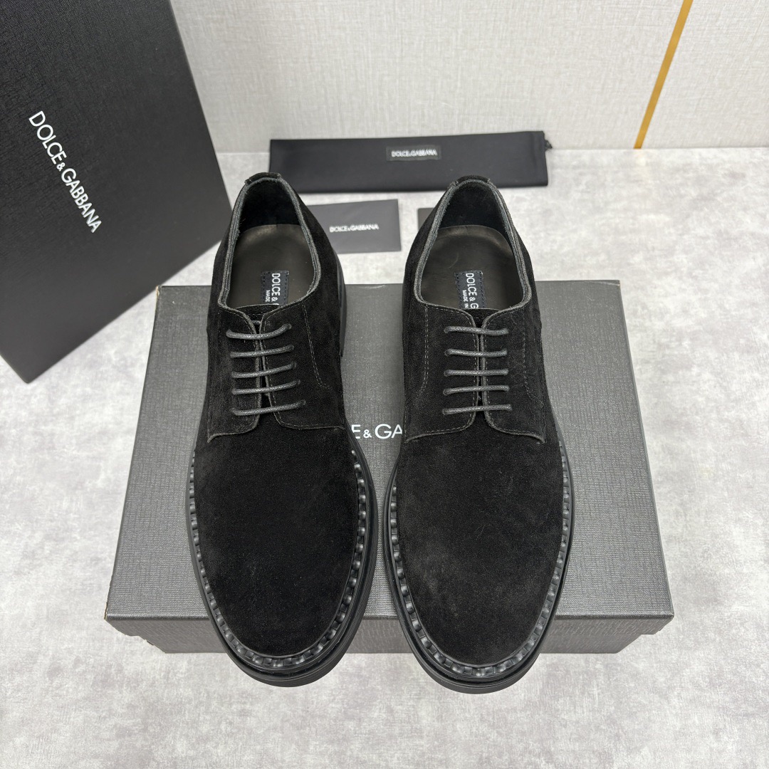 NO:711639,DG's new product Dolce&Gabban* Men's dress shoes thick-soled leather shoes are based on the classic Derby shoe style and derive rich style expressions. They are carefully selected from calfskin open-edge beaded leather and high-mercerized frosted cowhide. The inner water-dyed cowhide is skin-friendly and delicate, and the cowhide feet are decorated with the brand logo.  The shoes are fully hand-sewn on the welt, and the carved details on the welt edge are the brand's signature ingenuity, infusing the original tough formal shoes with the romantic warmth of Italian handicrafts; the three-dimensional tailoring of the shoe shape is completely ergonomic, from the curvature of the toe to the shoe.  The heel height balances 'business formality' and 'daily comfort'. The original rubber thick sole enhances the grip performance, while the brand logo embossing and structured outsole design of the sole not only strengthens the stability of wearing, but also highlights the brand's luxury recognition in details.  This series is the brand's contemporary interpretation of business shoes. Every detail is intertwined with the romance of Sicily and the rigor of formal wear. The water-dyed calfskin lining inside the shoes is soft and breathable, keeping feet dry even when worn for a long time; the thickened cushioning outsole effectively relieves walking pains.  Take away the pressure, so that you can calmly cope with business commuting and traveling, and truly realize that 'luxury is more than just appearance, comfort is integrated into every step'. The exquisite integration of Sicilian aesthetics and business functions writes a luxurious chapter about 'stylish business' for contemporary men!  -Standard leather shoe sizes 39~44# (customized at 38.45.46),,Dolce&Gabbana,Dolce&Gabbana,gucci,cowhide19860909DG家新品杜嘉-班纳 Dolce&Gabban* 男士正装鞋厚底鞋皮鞋 以经典德比鞋型为基础,衍生出丰富的风格表达 甄选小牛皮开边珠亮皮高丝光磨砂牛皮精制而成.内里水染牛皮里 亲肤细腻 牛皮垫脚饰以品牌logo标识. 鞋履采用全手工沿条缝制工艺,沿条边缘的雕花细节是品牌标志性的巧思,让原本硬朗的正装鞋注入了意式手工的浪漫温度；鞋型的立体剪裁则完全贴合人体工学,从鞋头弧度到鞋跟高度,都在平衡“商务正式感”与“日常舒适性”.原版橡胶厚底增强抓地性能而鞋底的品牌标识压纹与结构化大底设计,既强化了穿着的稳定性,又在细节处彰显品牌奢华辨识度 是此款系列是品牌对商务鞋履的当代诠释,每一处细节都交织着西西里的浪漫与正装的严谨.鞋内水染小牛皮内衬柔软透气,长时间穿着也能保持脚部干爽；加厚缓震大底则有效缓解行走压力,让商务通勤、差旅奔波都能从容应对,真正实现“奢华不止于表象,舒适融入每一步”.西西里美学与商务功能的精妙融合,为当代男士谱写着关于“型格商务”的奢华篇章！ -标准皮鞋码数39～44#（38.45.46定做）,,Dolce&Gabbana,Dolce&Gabbana,gucci,cowhide,Men's shoes